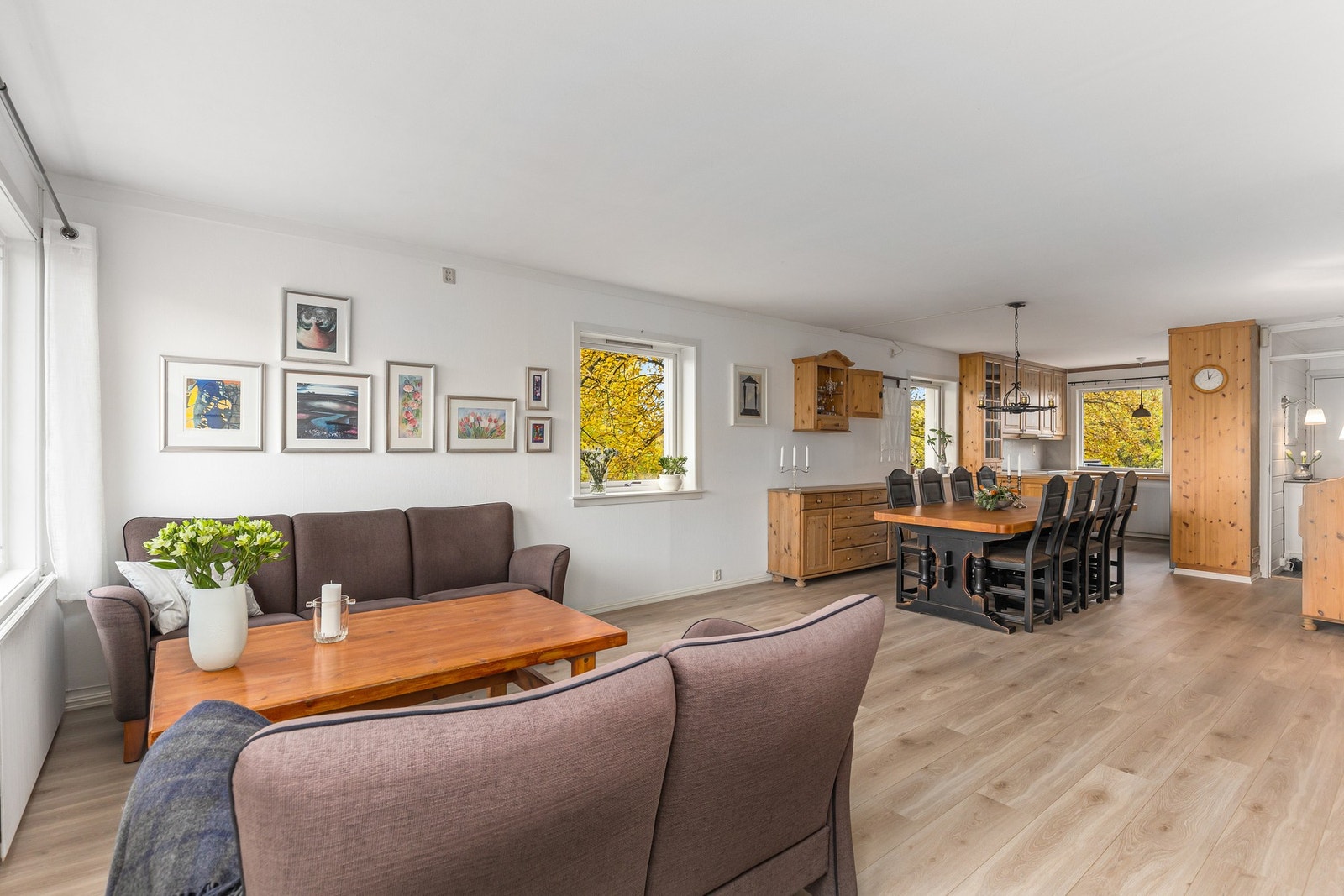 1. etasje består av en gjennomgående og åpen stue-/kjøkkenløsning på 43 kvm. Galleribilde