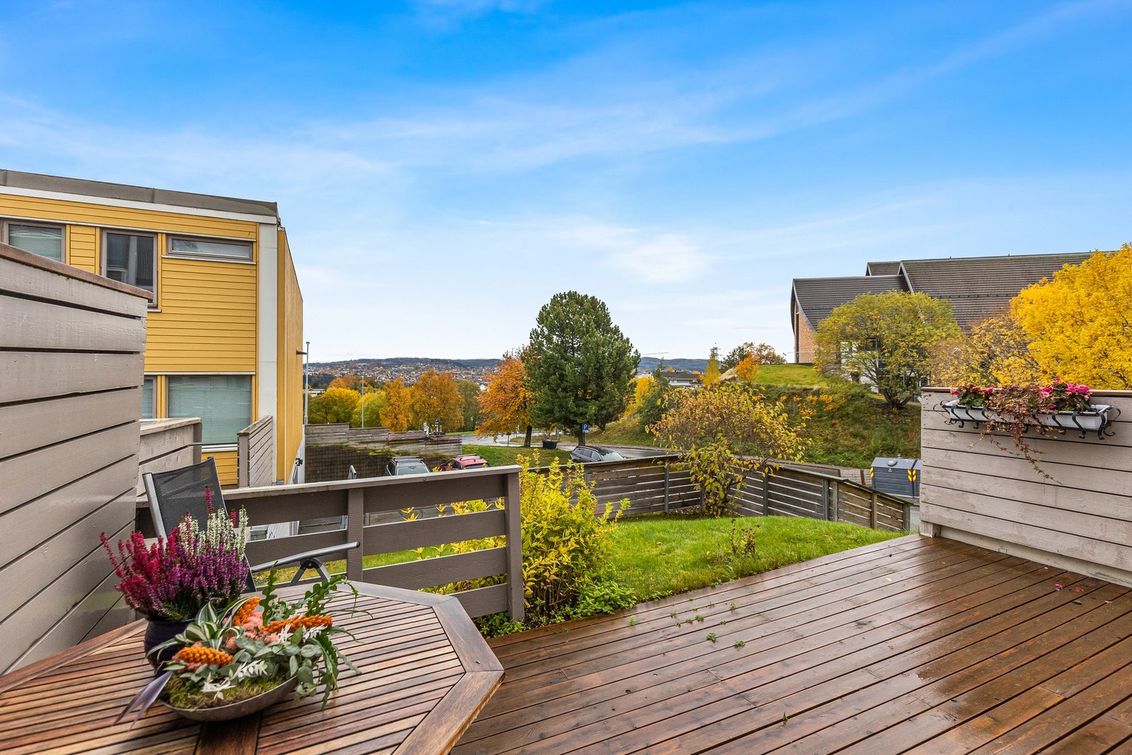 Terrassen er vendtvendt med ypperlige solforhold fra tidlig ettermiddag og utover kvelden. Galleribilde