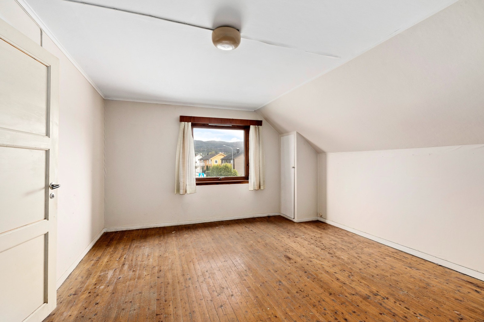 Boligen har 3 soverom - Ett i 1. etasje og to i 2. etasje. Galleribilde