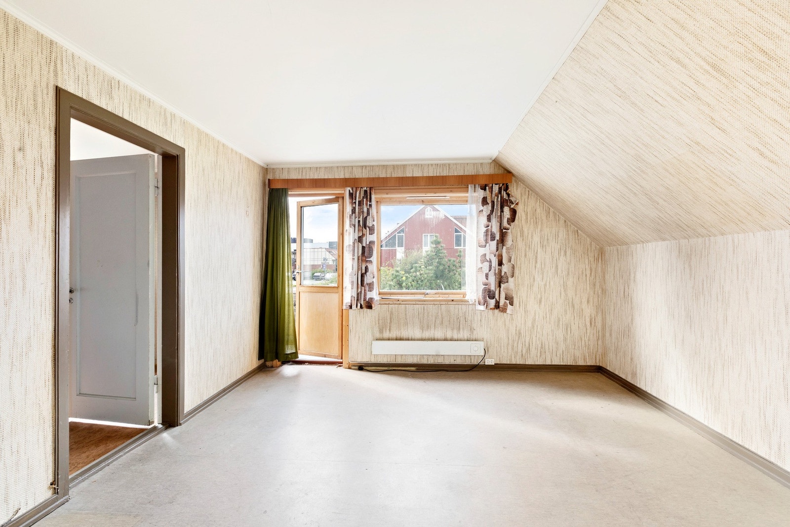 Loftstue på 13,5 kvm med utgang til balkong. Galleribilde