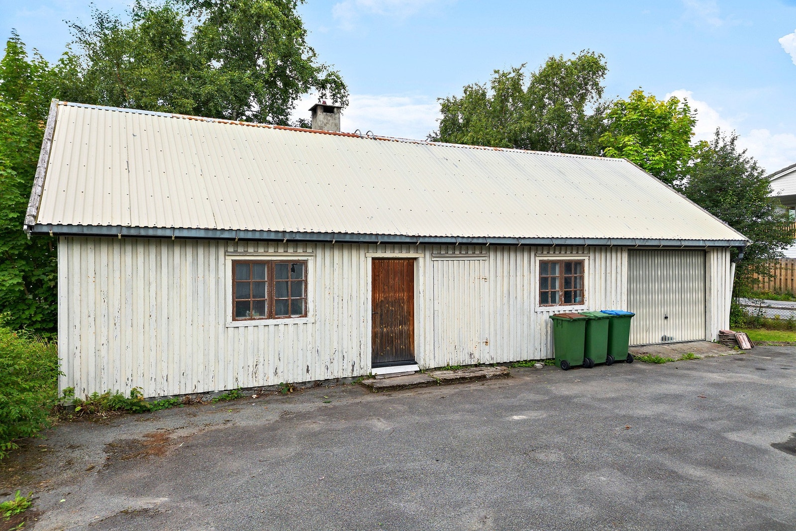 Uthus / garasje. Galleribilde