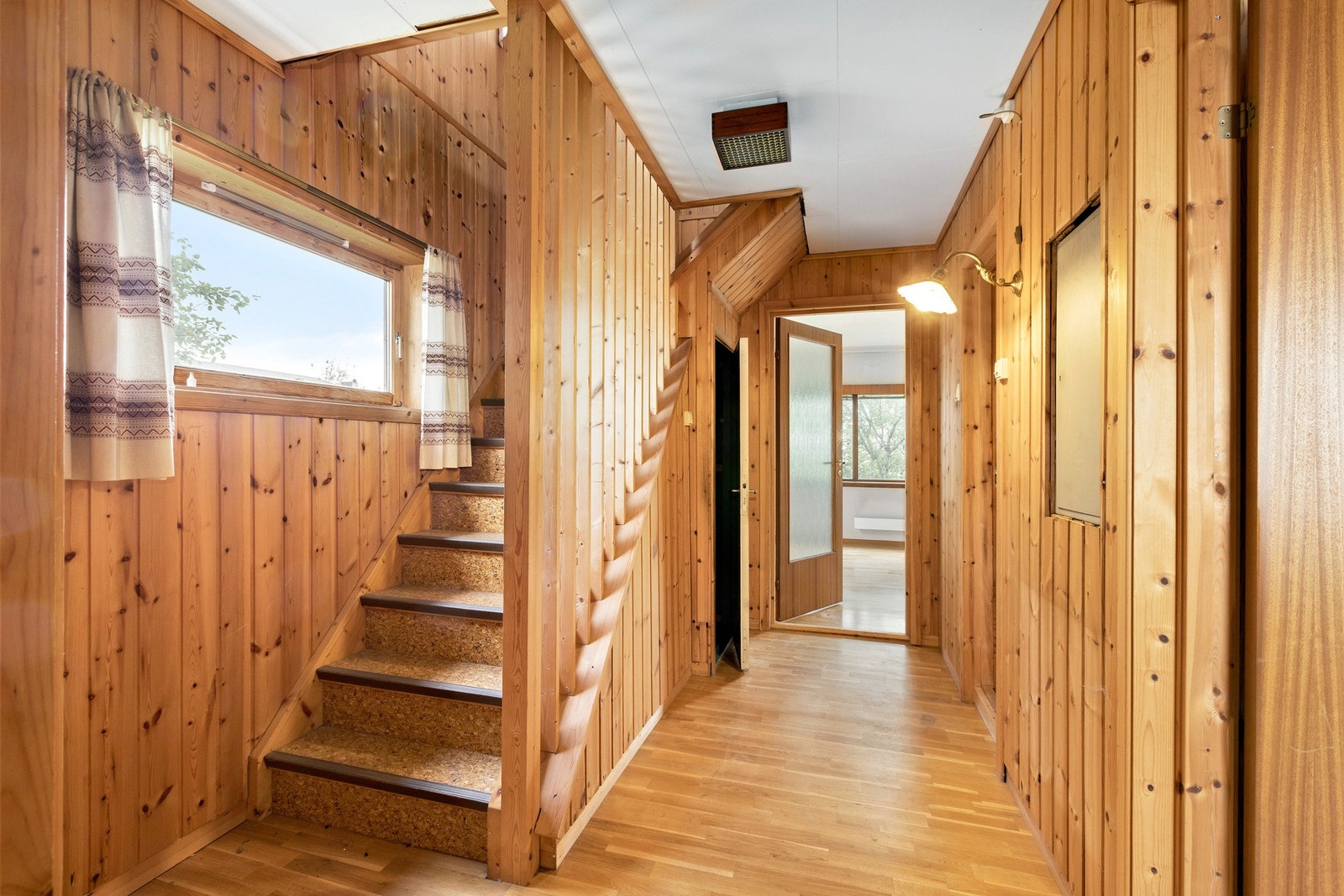 Mellomgang og trapperom i 1. etasje - Parkett på gulv og panel på vegger. Galleribilde