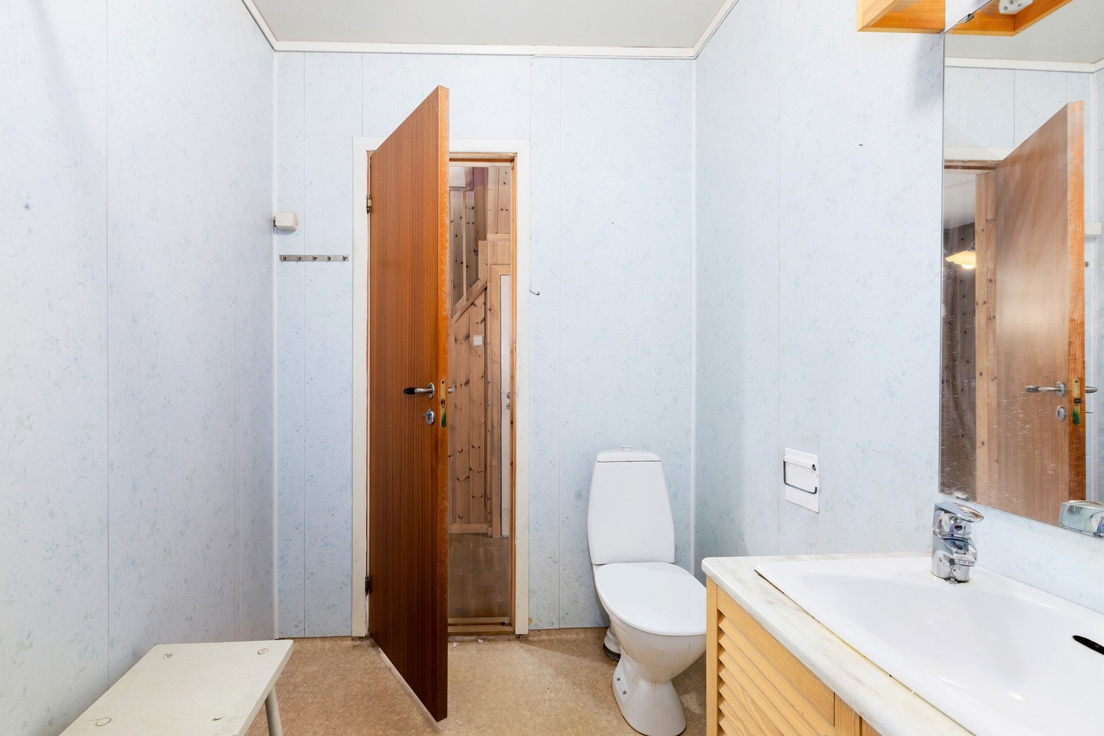 Det er belegg på gulv, våtromsplater på vegger og malt overflate i himling - Utstyrt med badekar, servant, servantskap, wc og naturlig avtrekk. Galleribilde