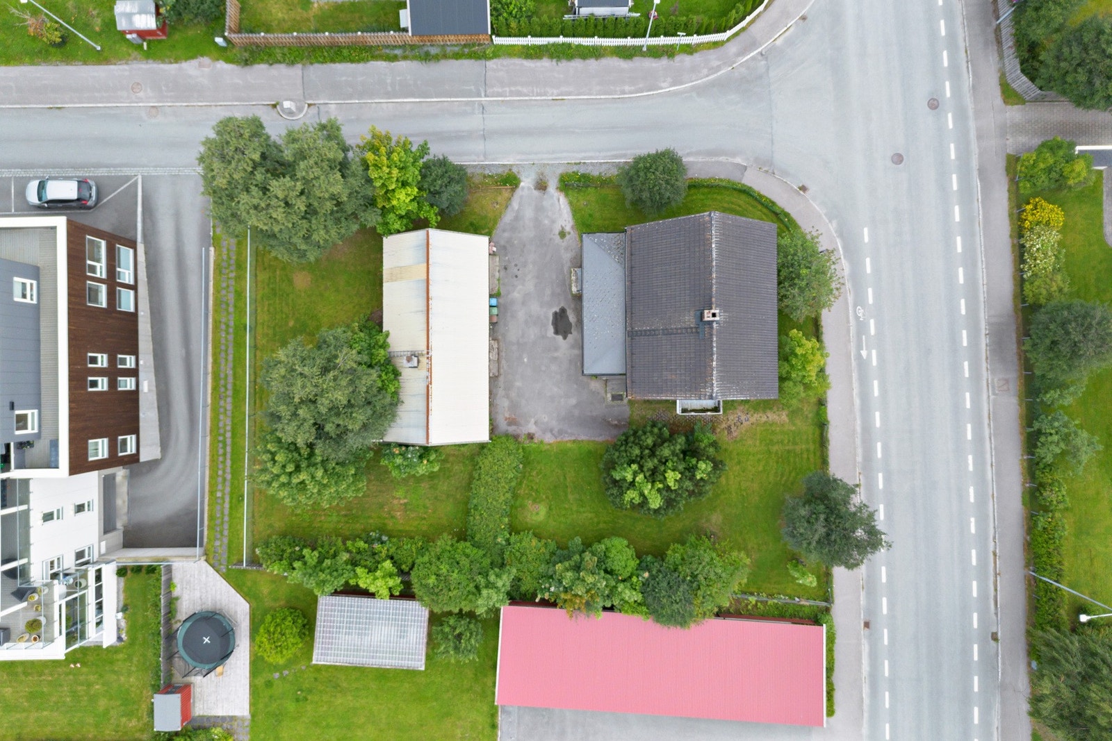 Oversiktsbilde over tomta - Tomtestørrelse på 1087 kvm. Galleribilde