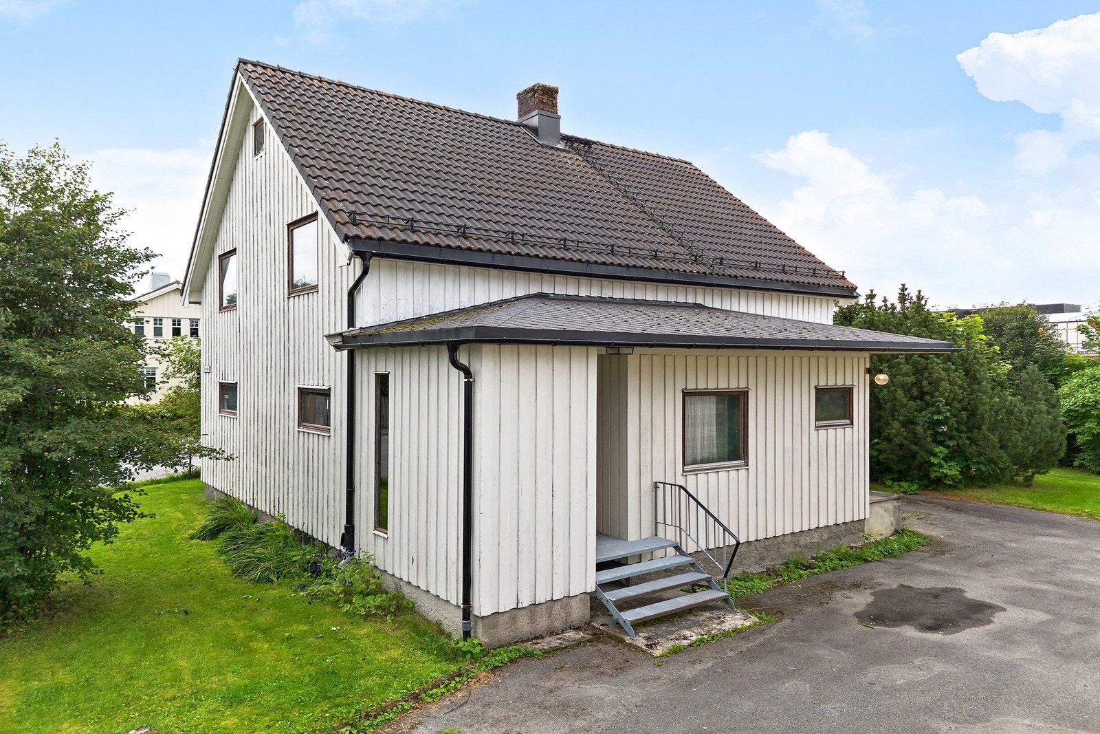 Eiendommen ligger til Stokmovegen, nord for Kongstunet og i forlengelsen av Blinktunet. Galleribilde