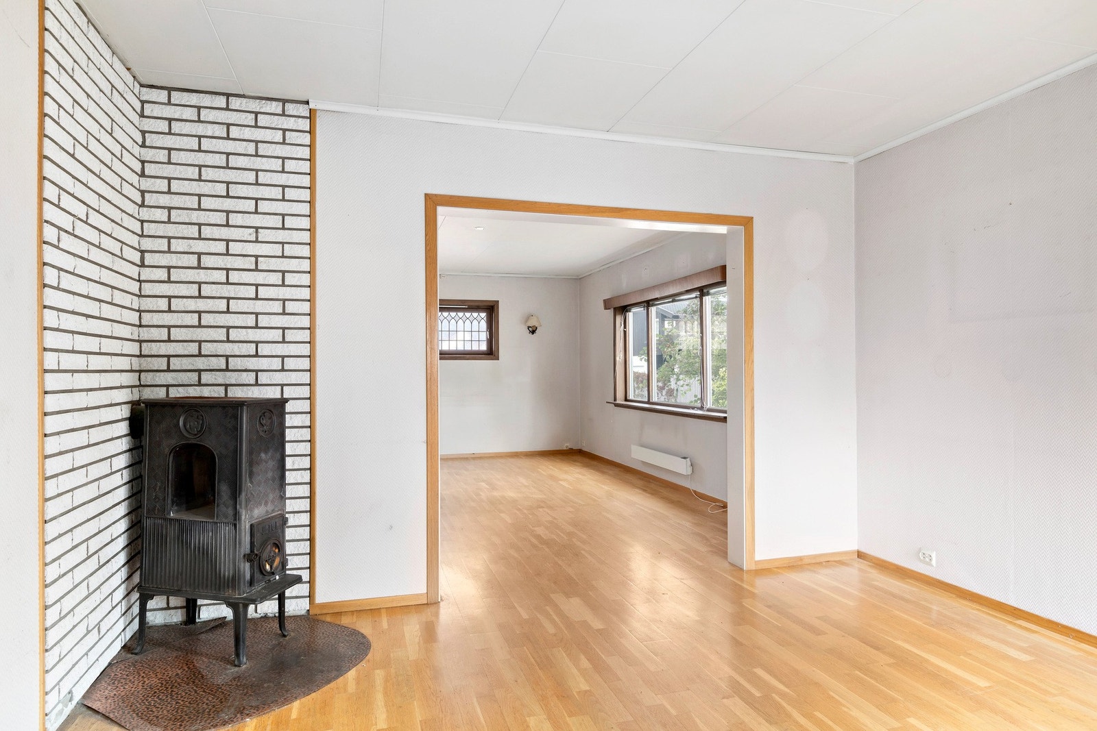 Det er parkett på gulv og malt glassfiberstrie på vegger - Takess i himling. Galleribilde