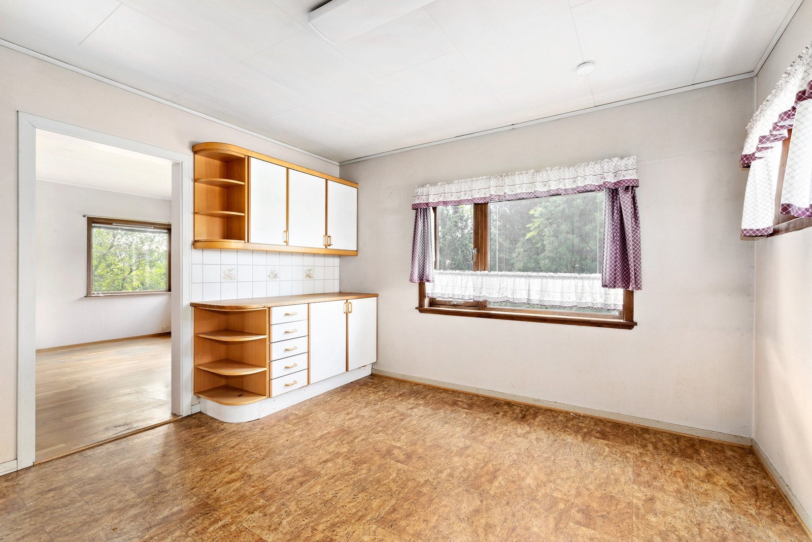 Romslig og adskilt kjøkken på 14 kvm med mekanisk avtrekksvifte over stekesonen. Galleribilde