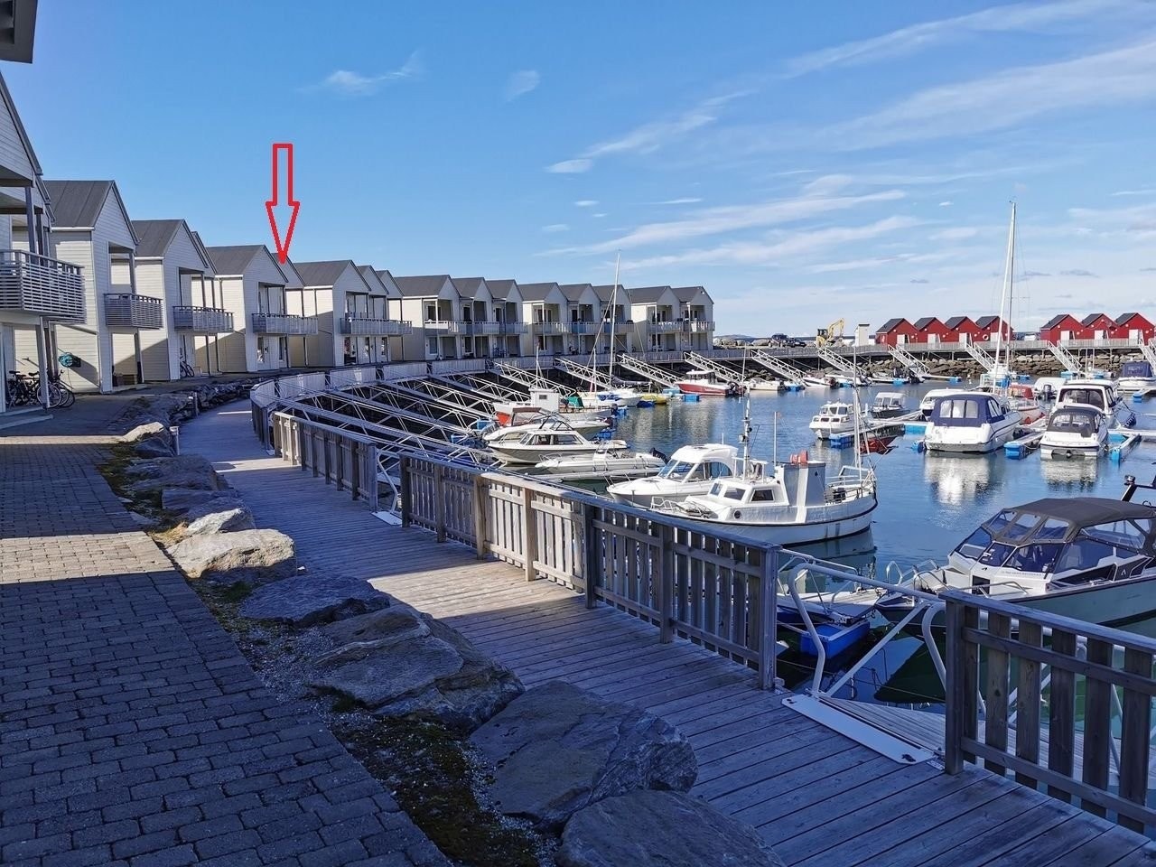 Stemningsbilde fra havna. Pila peker ned på nr. 77. Galleribilde