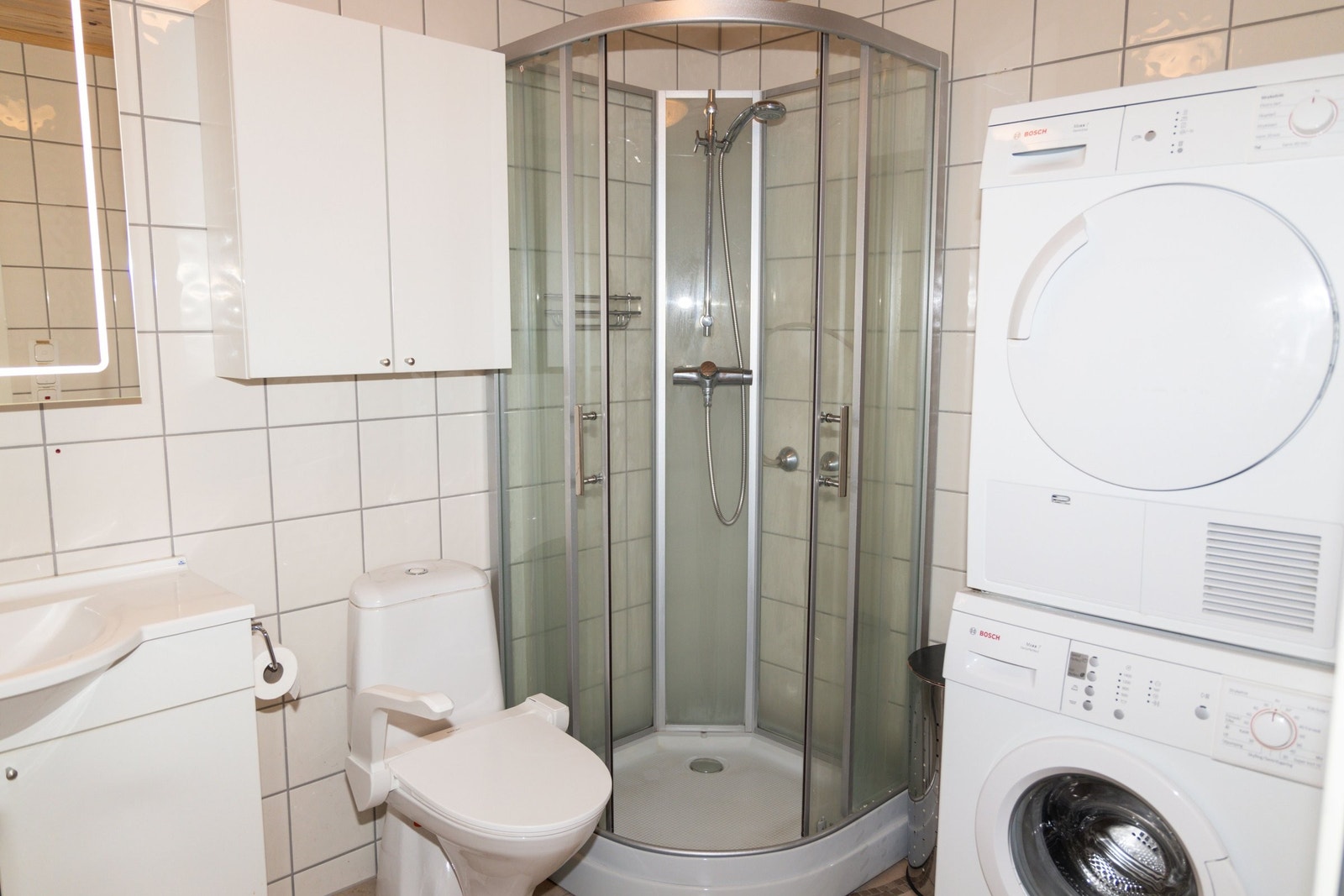 Badet i 2 etg. Plass til både vaskemaskin og tørketrommel. Galleribilde