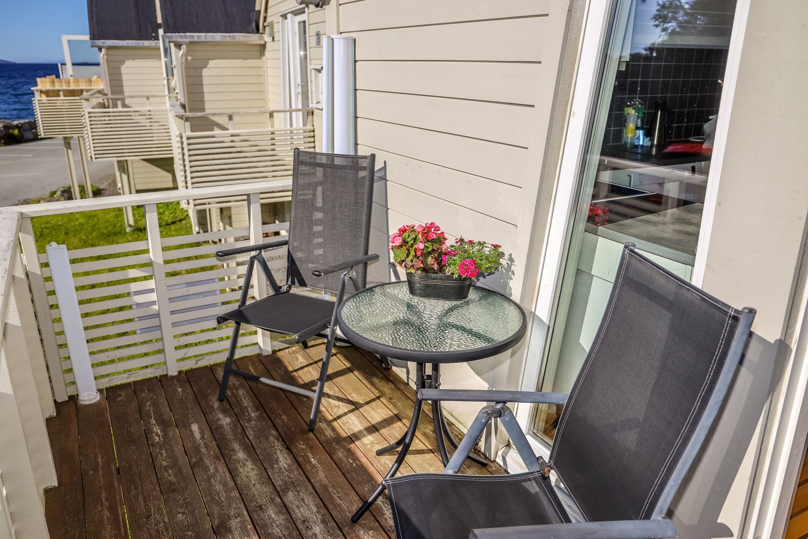 Altanen på østsiden, her er det fint å sitte om kveldene og se utover havet. Galleribilde