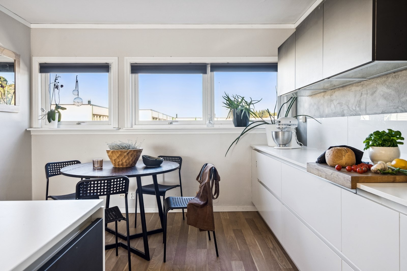 Kjøkkenøy med oppbevaring, og plass til spisebord på kjøkken. Galleribilde