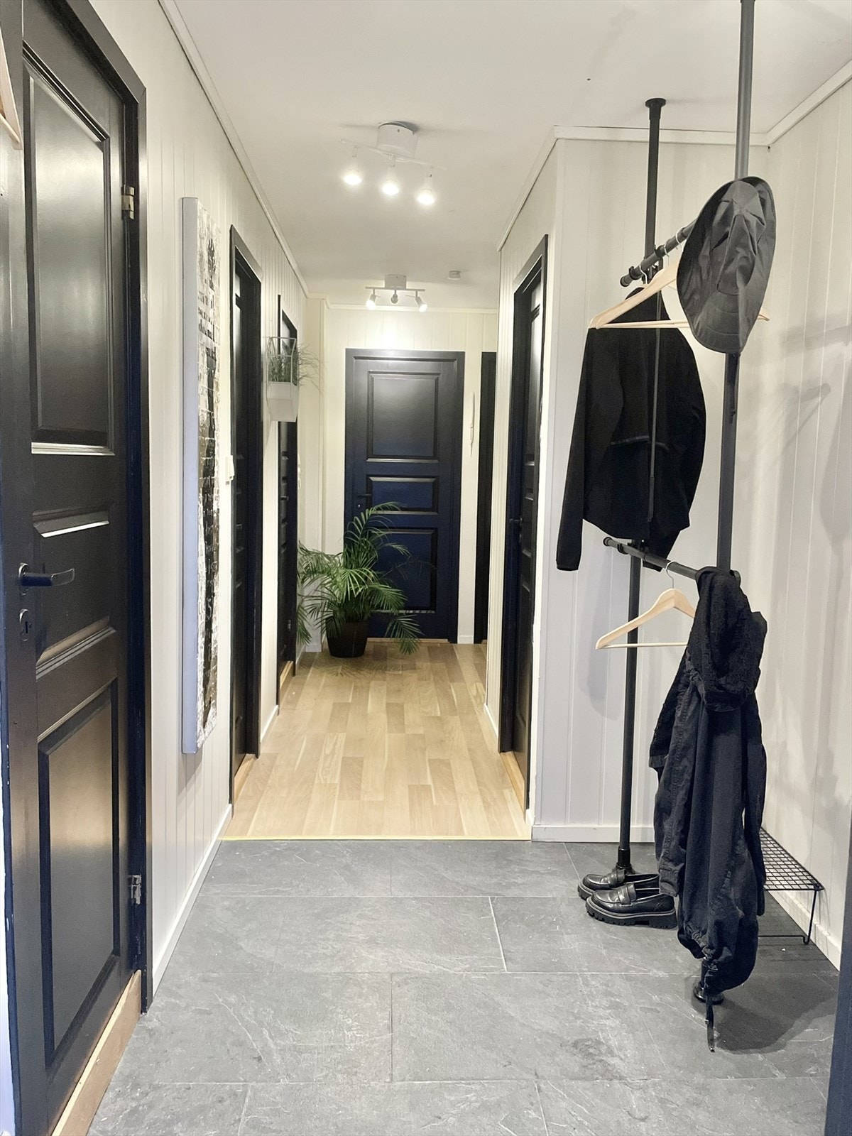 Gang med god plass til yttertøy og sko. Mulighet for å sette inn stor garderobeløsning eller skyvedørsgarderobe. Varme i gulv. Galleribilde