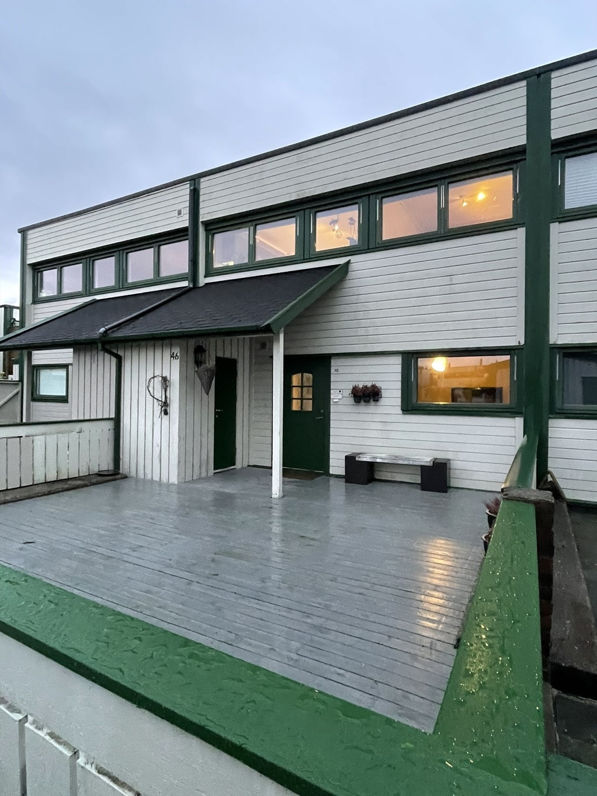 Romslig terrasseplatting ved inngangsparti. Bod med utvendig inngang. Galleribilde