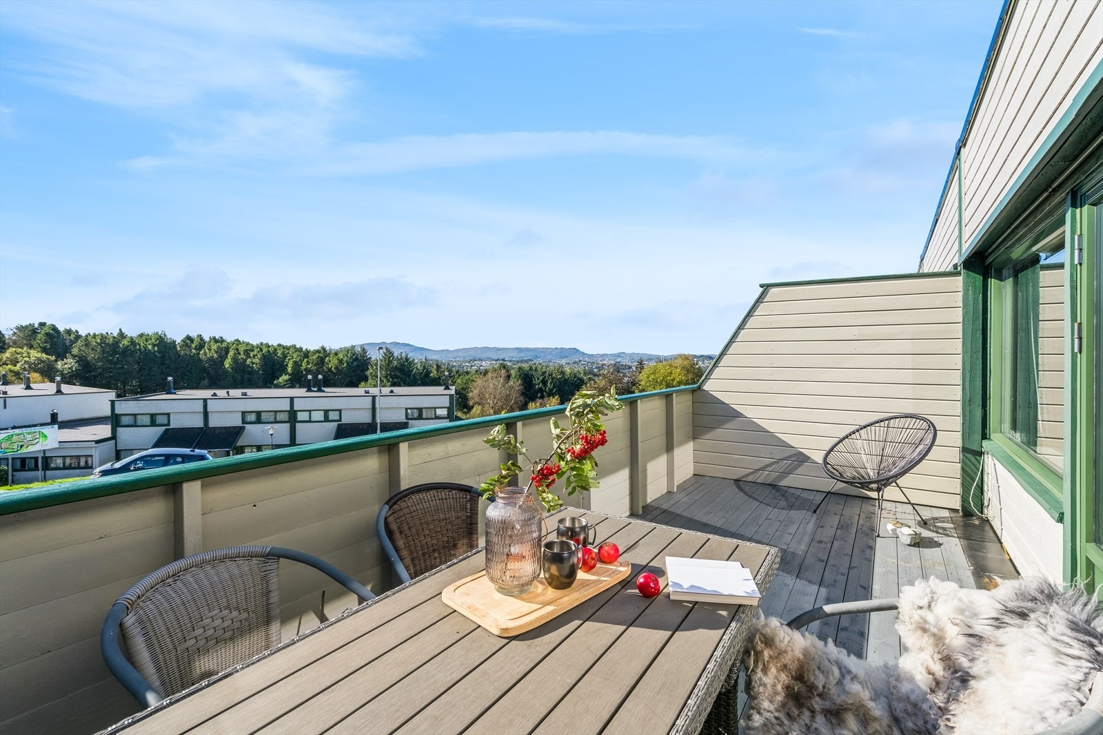 Boligen har to balkonger, samt terrasseplatting ved inngangsparti. Tilsammen hele 56 kvm. Galleribilde