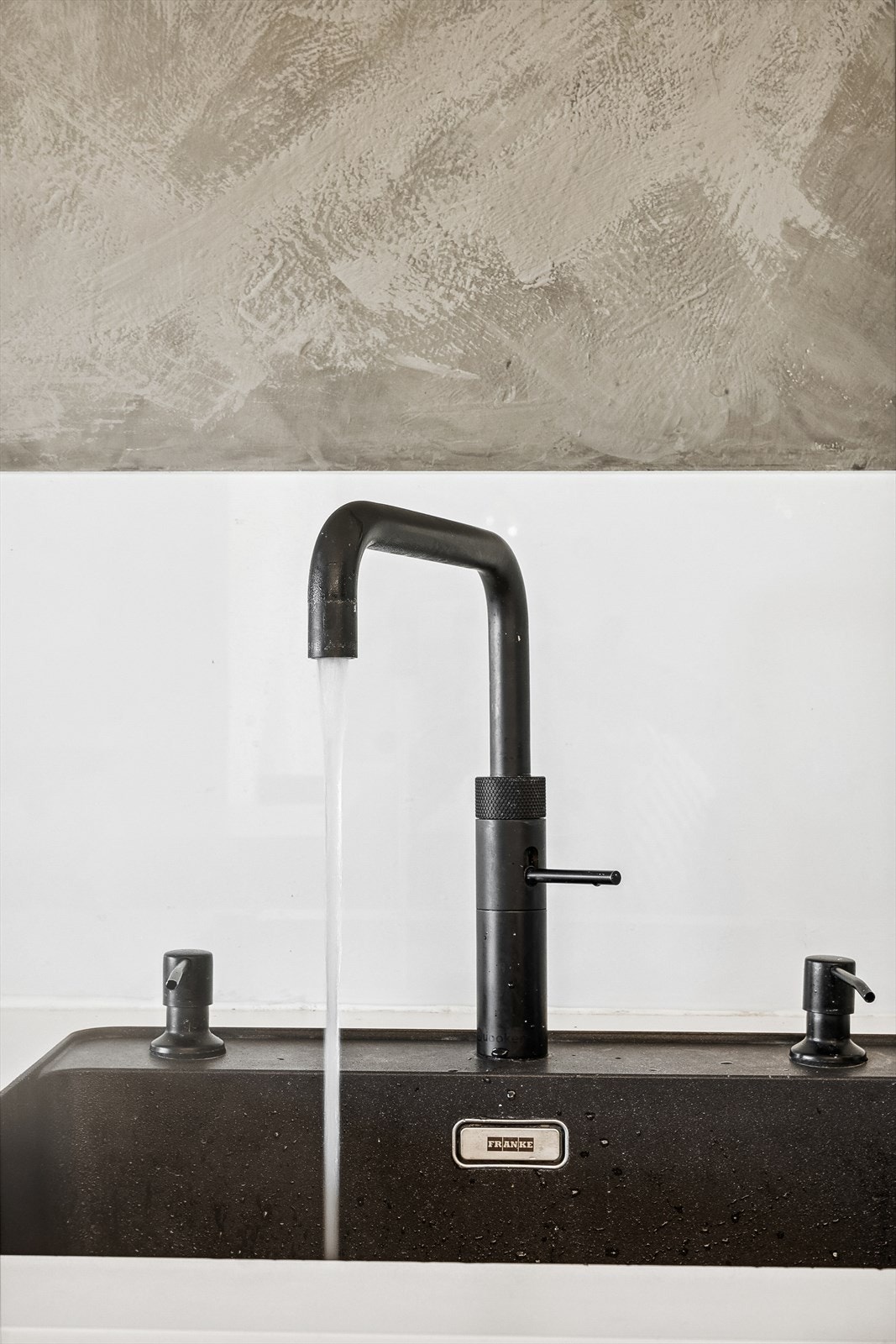 Quooker kran med varmt, kaldt og kokende vann i samme kran. Galleribilde