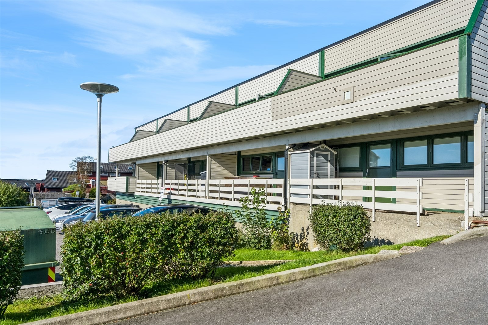 Olsvikmarken borettslag med pent opparbeidede utearealer, bilfrie tun og lekeplasser. Galleribilde