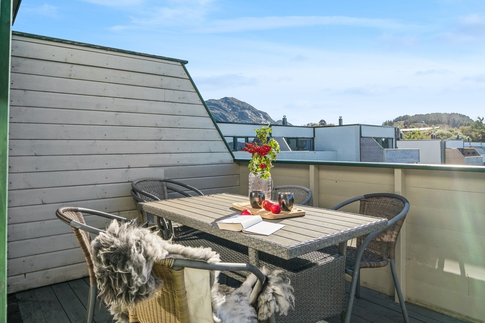 Utgang fra stuen til balkong med utsikt, og sol fra tidlig formiddag til ca kl 18 om kvelden, iflg selger. Galleribilde