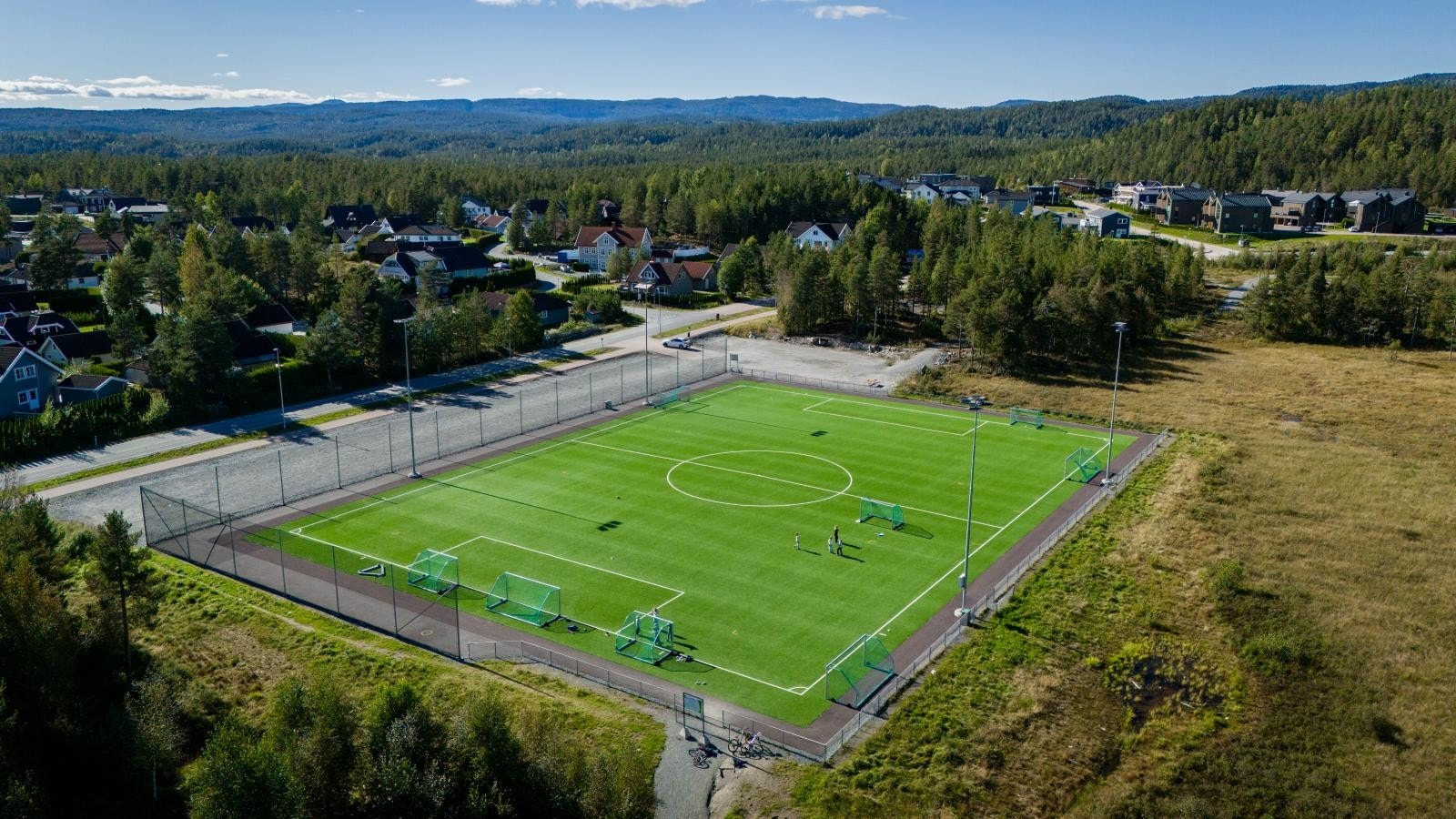 På sommerstid kan man benytte flott kunstgressbane. På vinterstid er det flotte oppkjørte skiløyper. Galleribilde