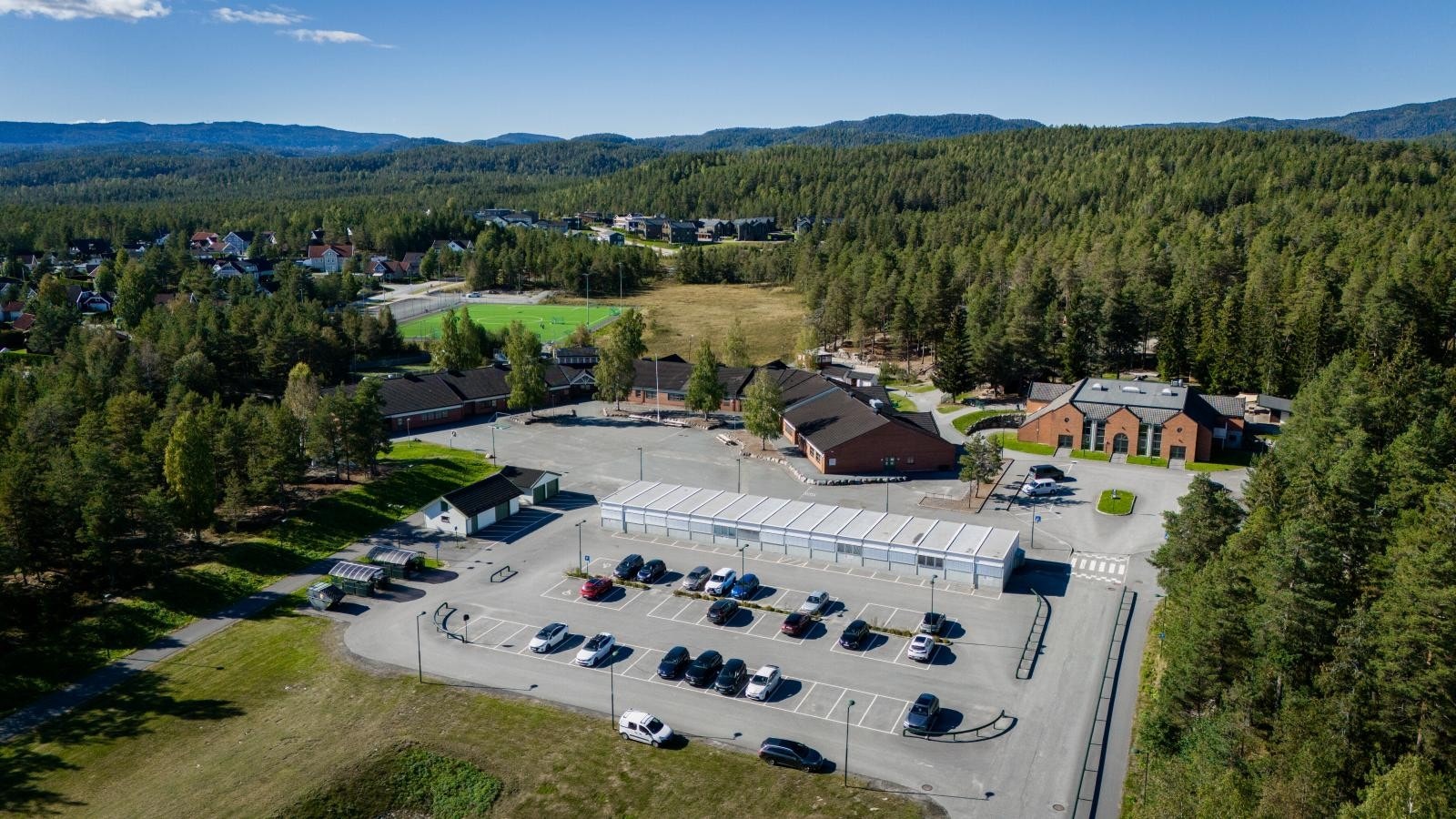 Ormåsen skole ligger også idyllisk til. Galleribilde
