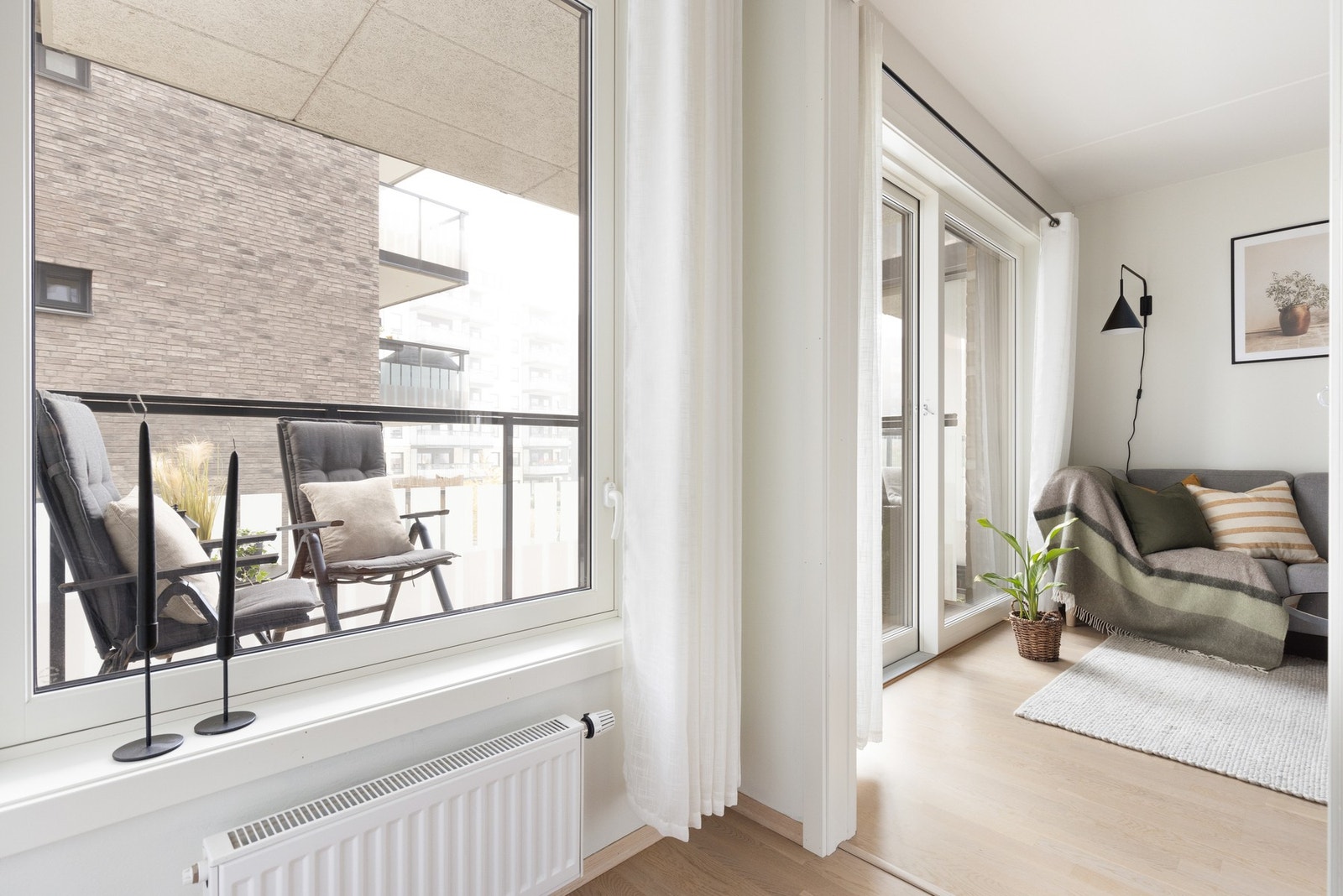 Det er store vindusflater på soverommet. Galleribilde