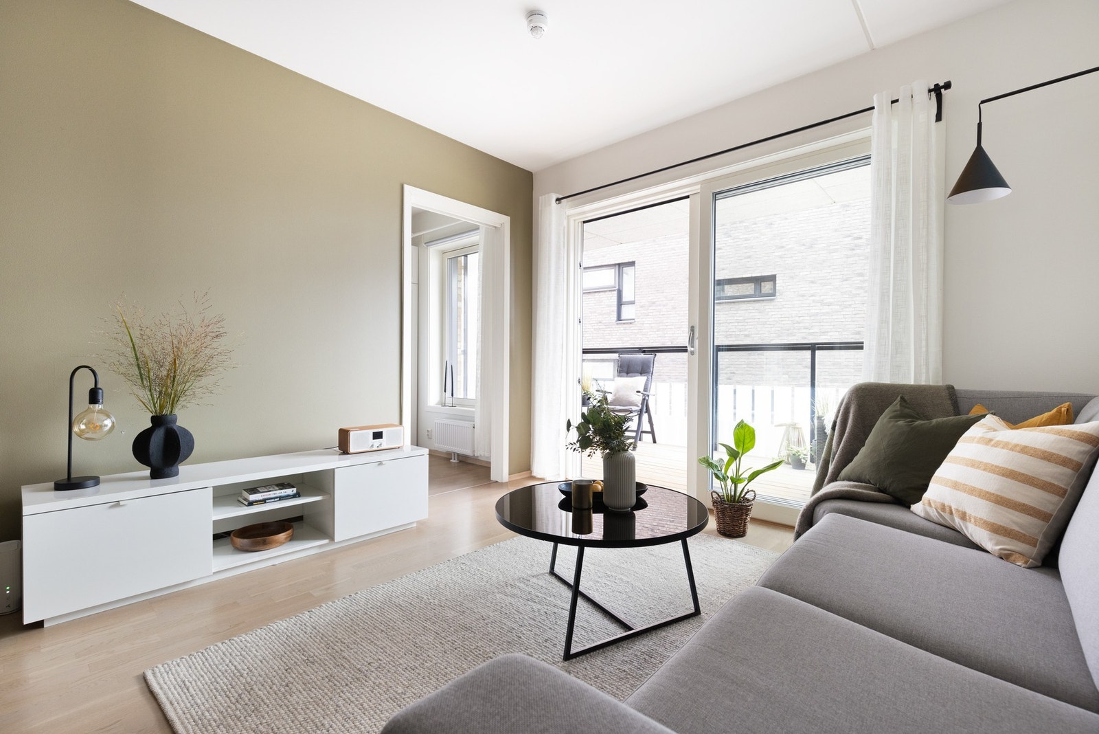 Stuen har gode innredningsmuligheter hvor det er god plass til sofagruppe med tilhørende møblement. Galleribilde