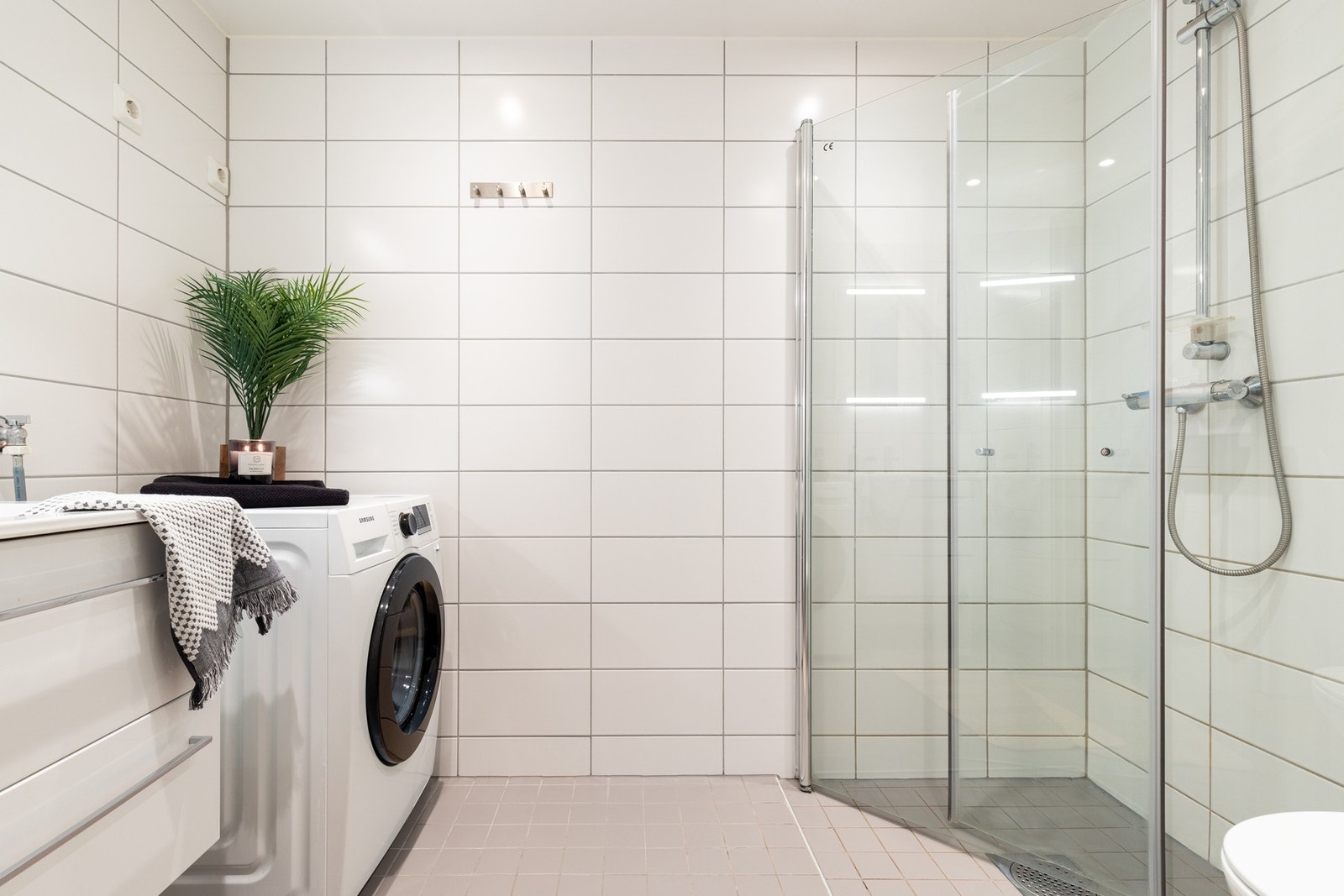 Et lekkert flislagt baderom med adkomst fra entreen. På badet er det vannbåren gulvvarme og nedsenket himling med downlights. Galleribilde