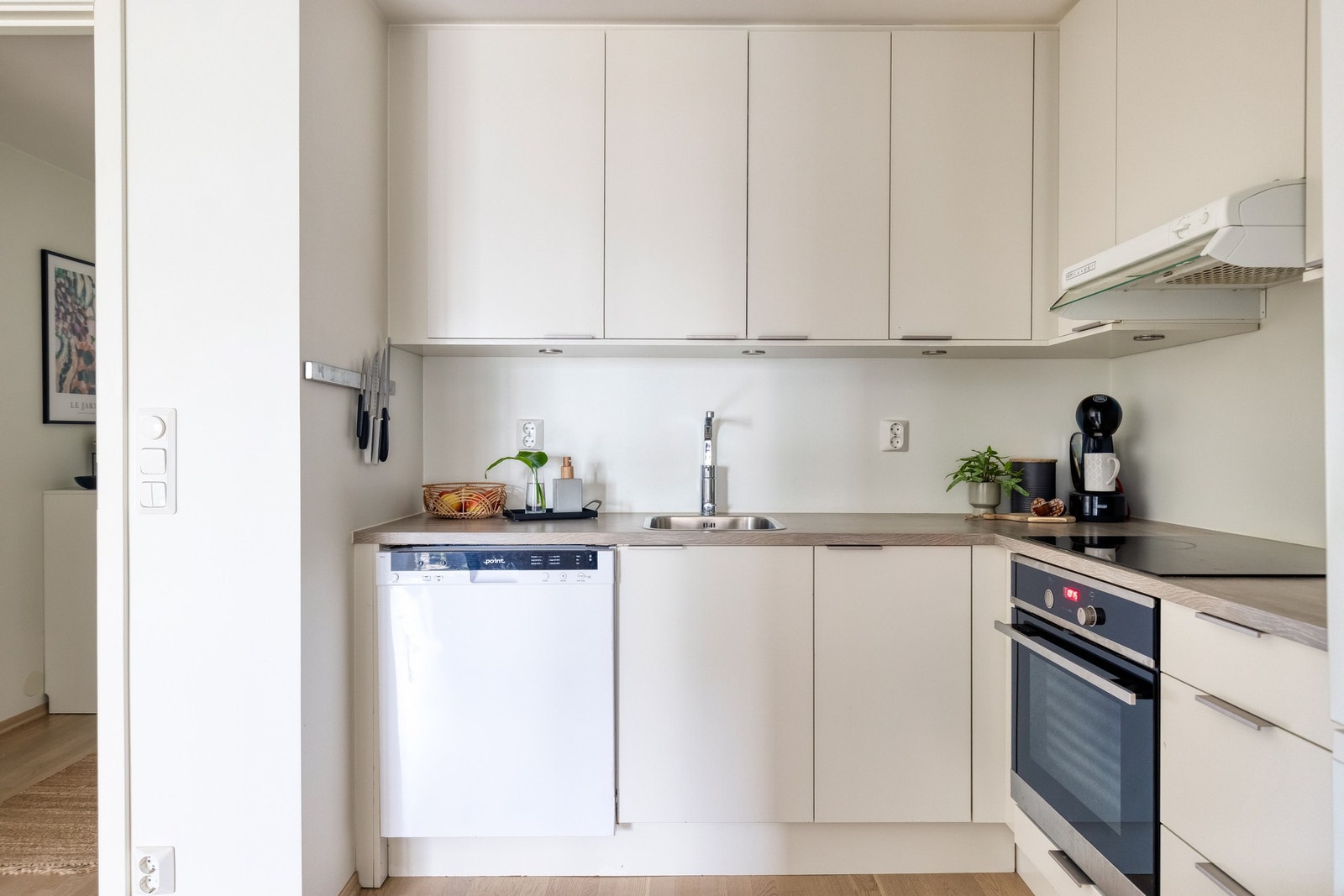 Innredningen har fabrikklakkerte fronter og laminat benkeplate med nedfelt oppvaskkum og nedfelt keramisk koketopp. Galleribilde