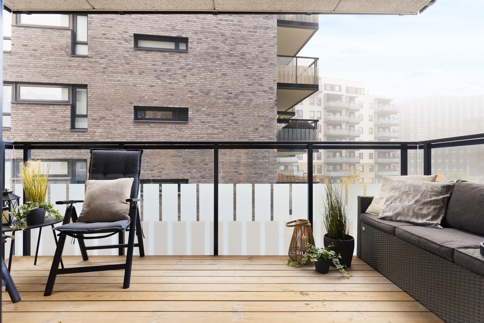 På uteplassen er det god plass til sittegruppe, grill, beplantning mm. Galleribilde