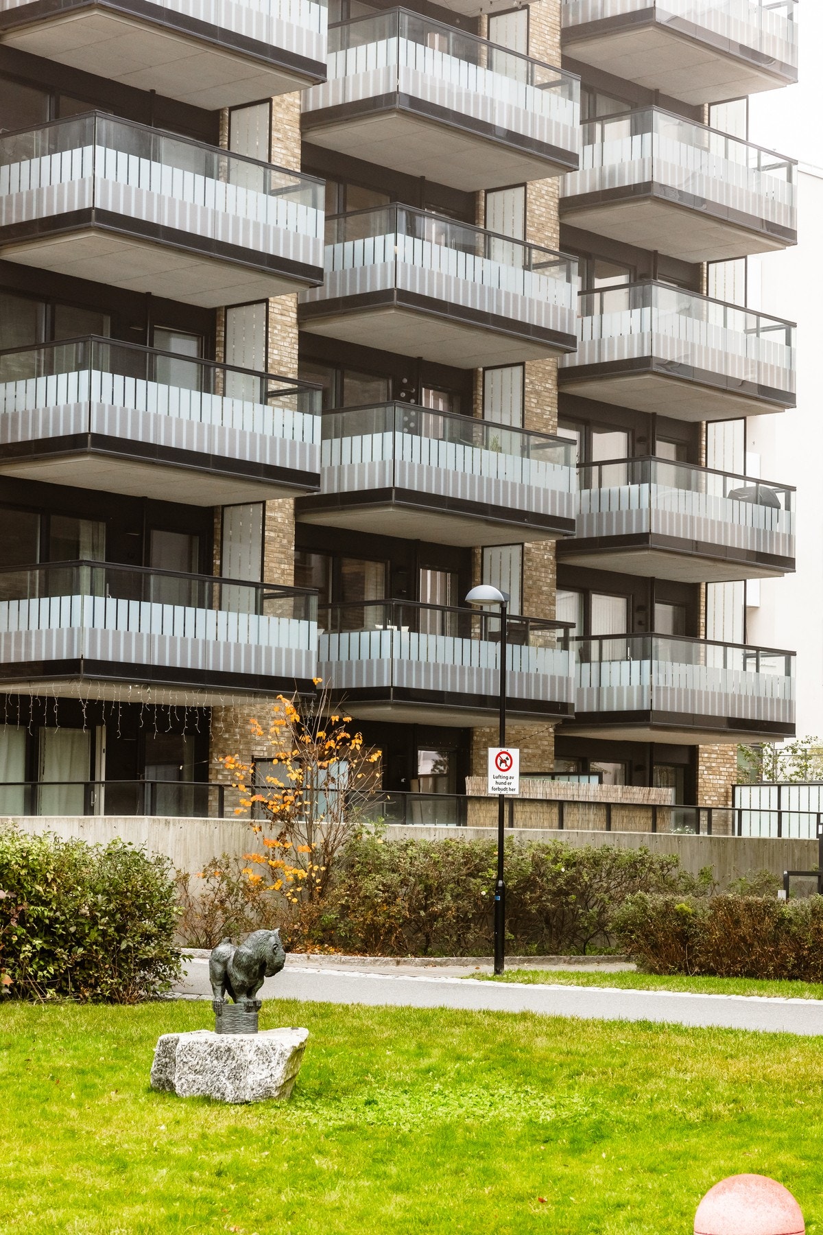 Hyggelig inngangsparti. Det er pene, bilfrie fellesområder mellom bebyggelsen. Galleribilde