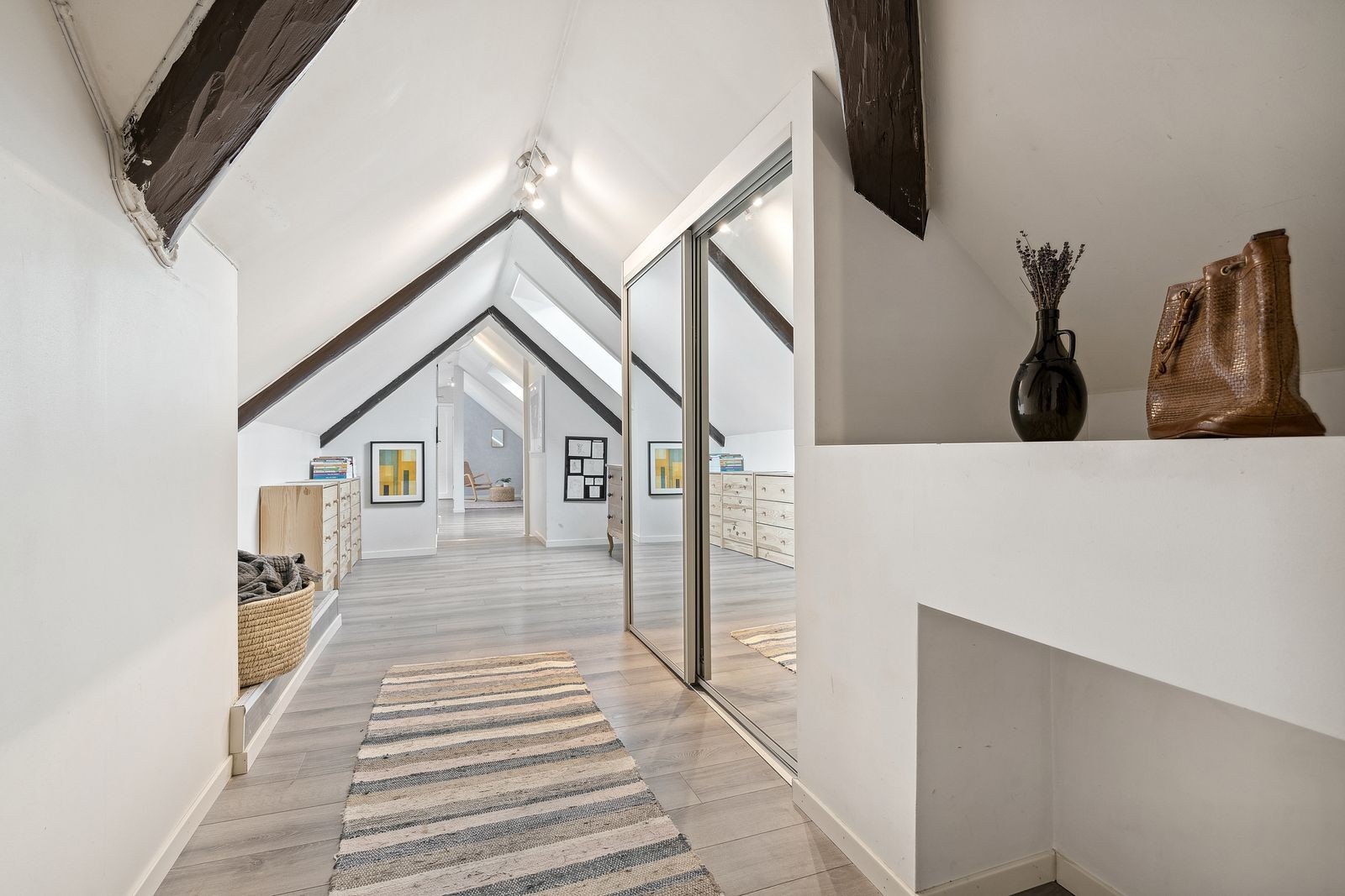 Klassiske takbjelker og moderne vargevalg gir leiligheten særpreg og en god atmosfære Galleribilde