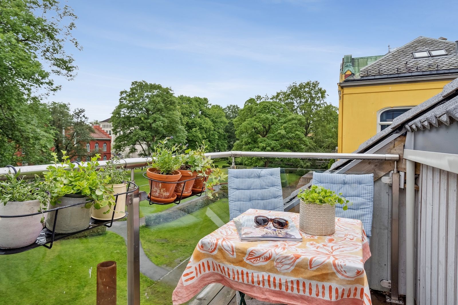 Koselig balkong/takterrasse med plass til liten sittegruppe for to. Galleribilde