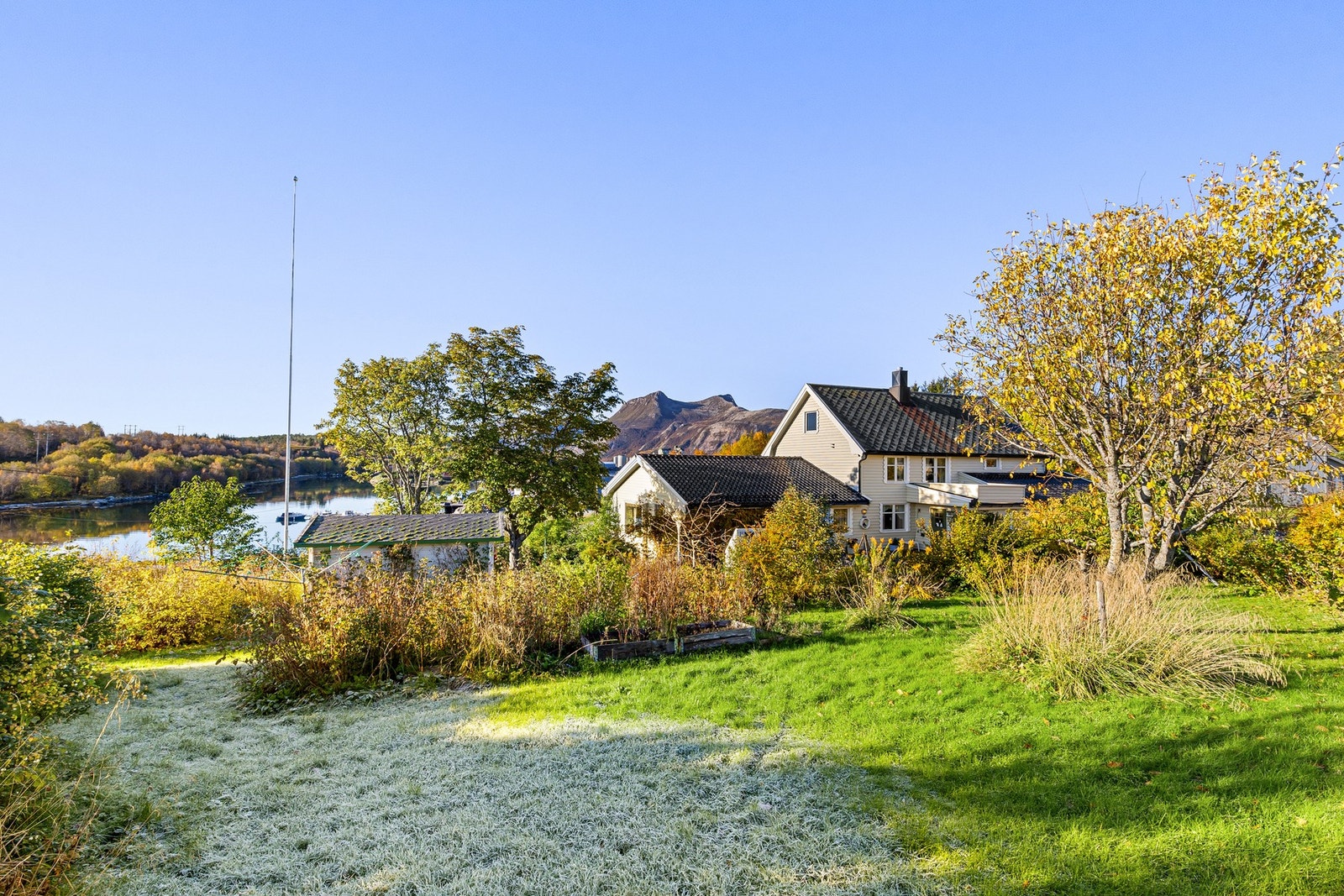 Velkommen til Æsvik 2 - En stor enebolig med sjønær, flott beliggenhet på Halsa. Foto: Moments of North AS Galleribilde