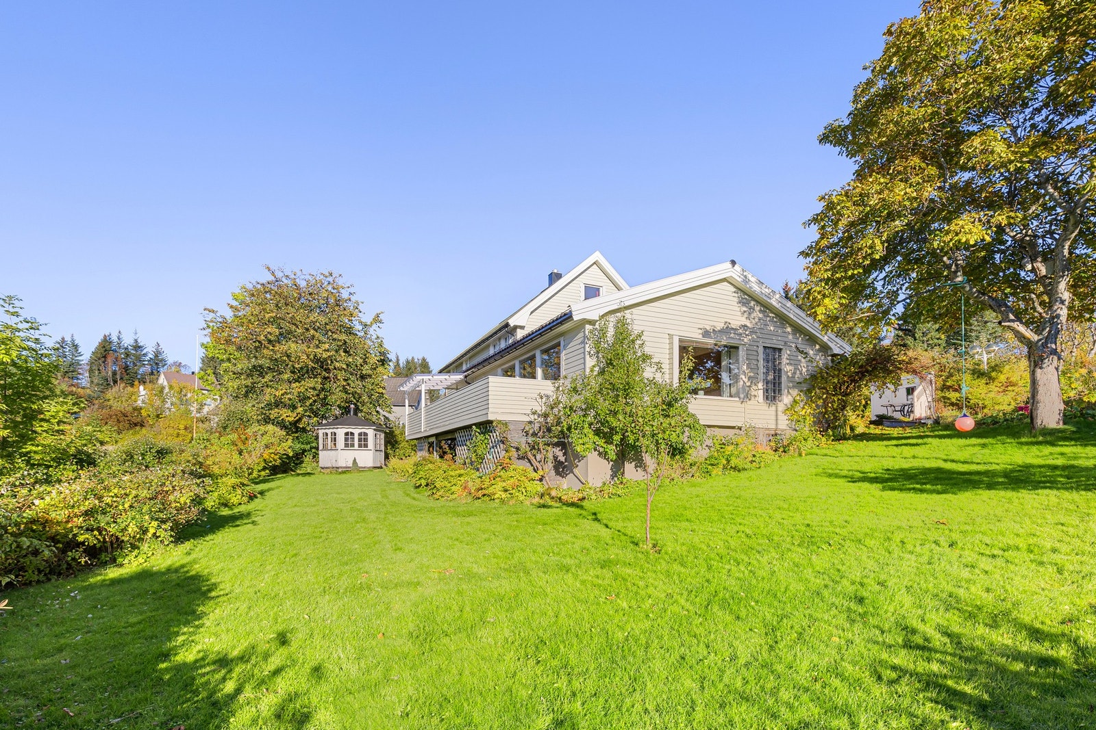 Stor tomt på over 4 mål - med herlig sjøutsikt mot vika Galleribilde