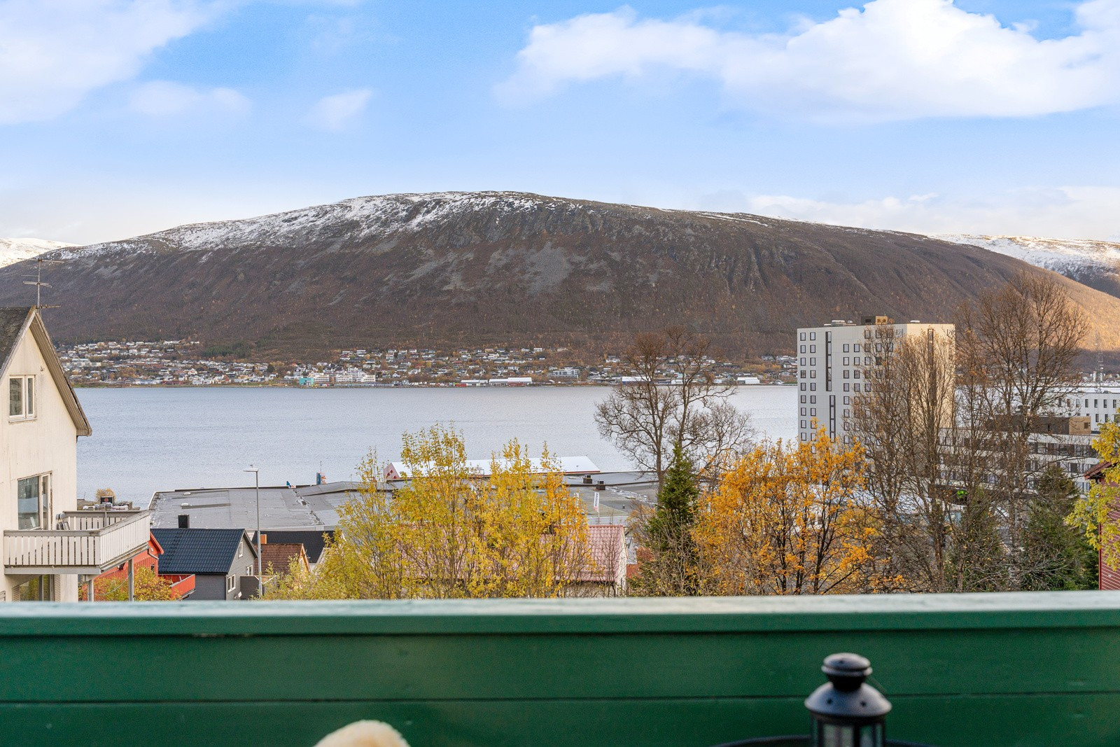 Fin beliggenhet i høyden med fantastisk utsikt.