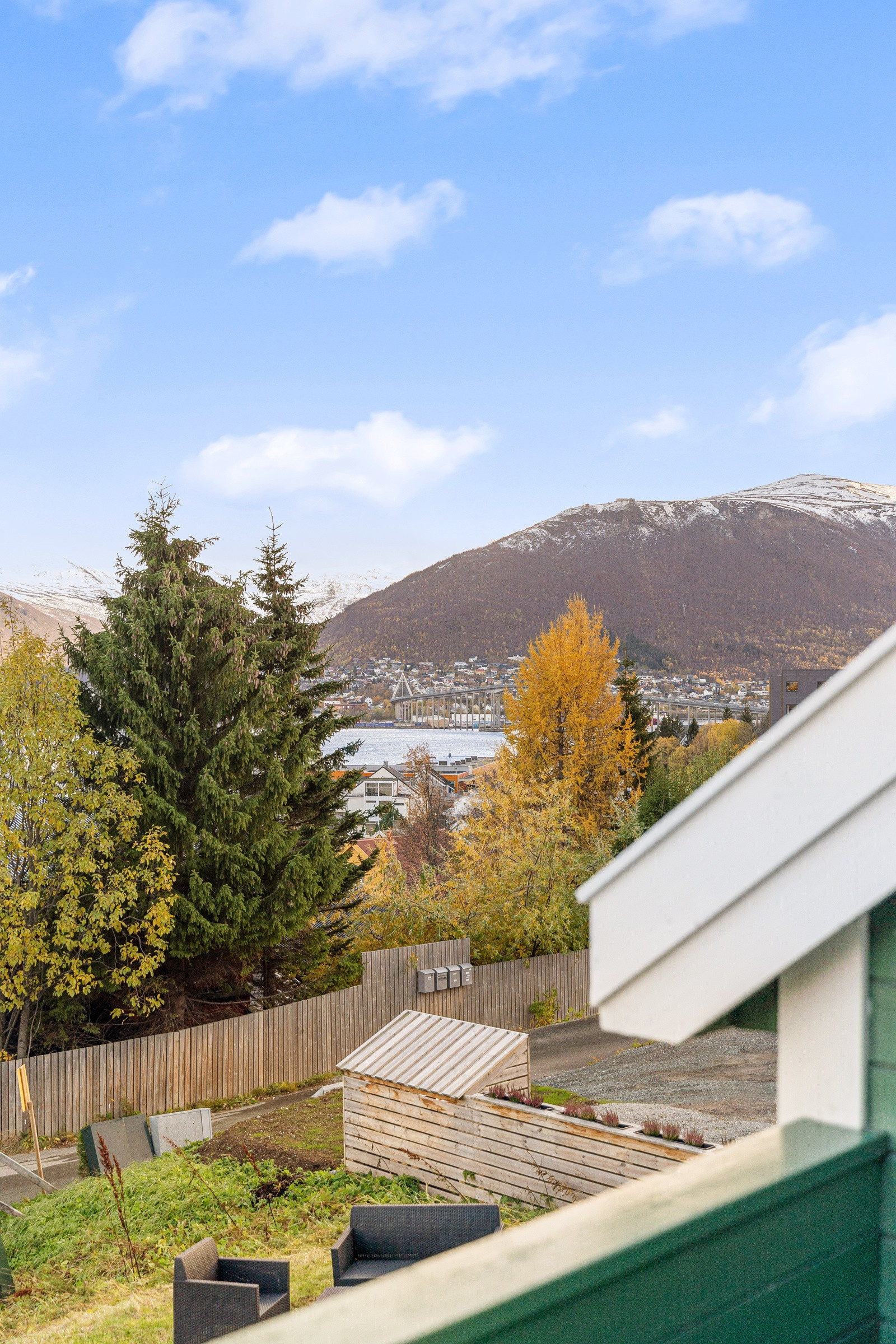 Utsikt mot Tinden, Fjellheisen, Tromsøbrua og Ishavskatedralen!