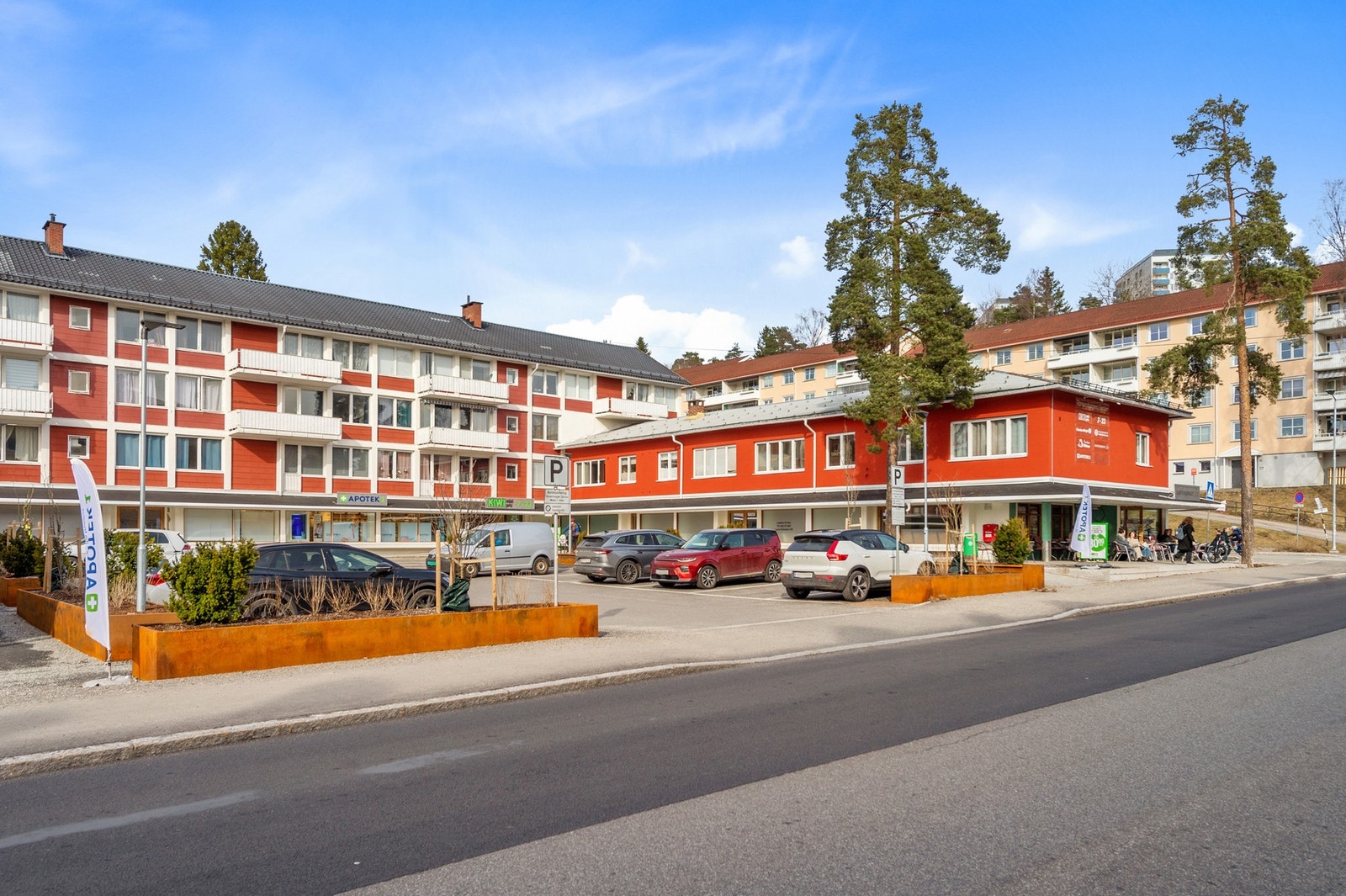 Tonsenhagen Torg er nylig oppgradert og fremstår som et trivelig torg med både liten cafe og flott KIWI-butikk Galleribilde