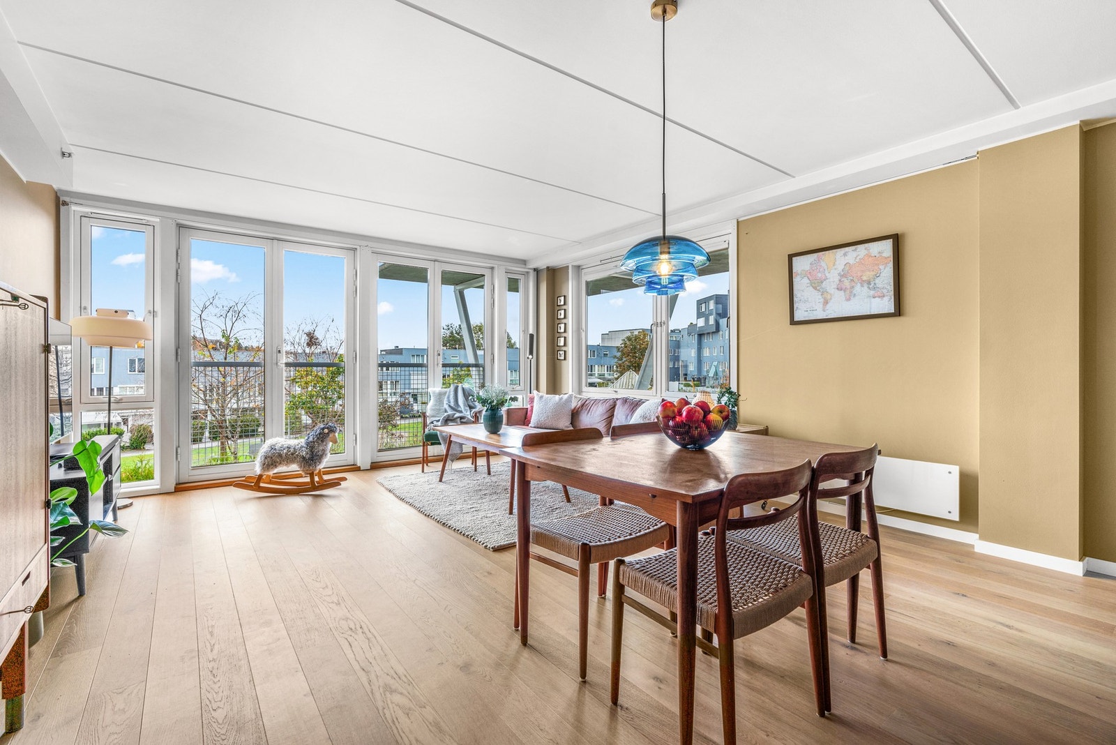 Det er god plass til både spisebord og sofagruppe i stuen. Galleribilde