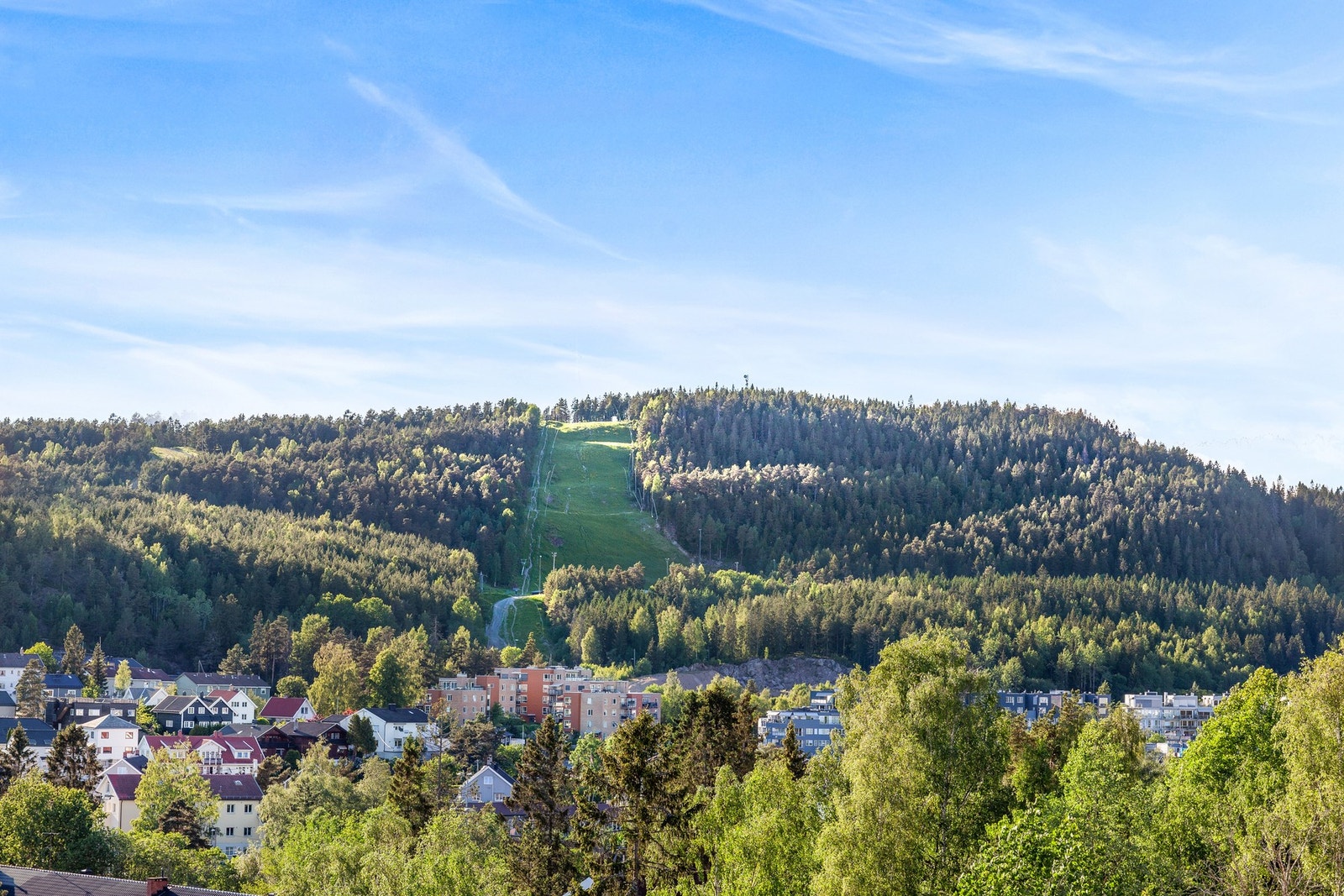 Ikke alle boområder kan smykke seg med å ha slalombakke "i hagen". I Årvollskogen har du nærmest ski in/out hele vinteren! Galleribilde