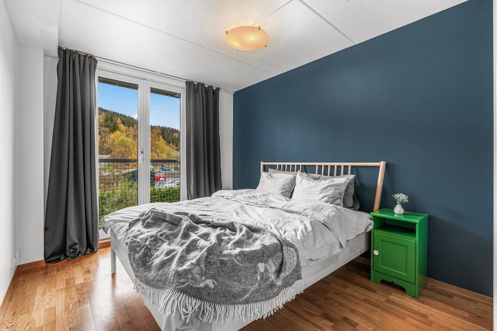 Hovedsoverom med fransk balkong og vindusflater rett ut mot skogen, i retning nordvest. Galleribilde
