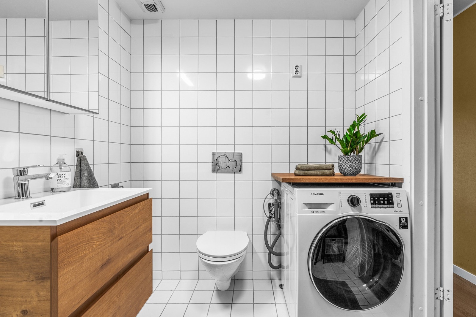 Badet har vegghengt toalett, opplegg for vaskemaskin og naturligvis varme i gulv Galleribilde