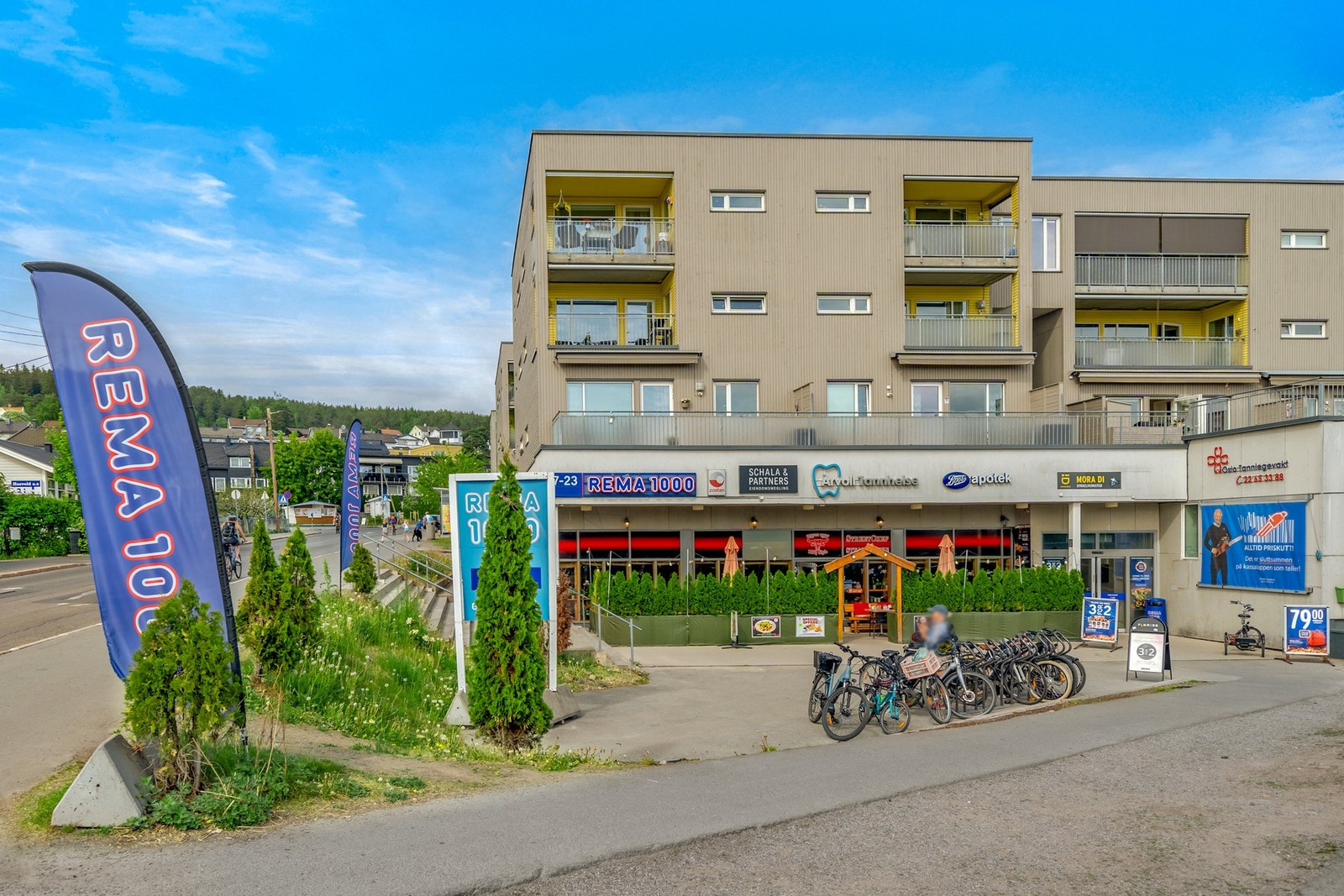 Lenger ned i Årvollveien ligger Årvoll senter, med flere butikker og serveringssteder. Galleribilde