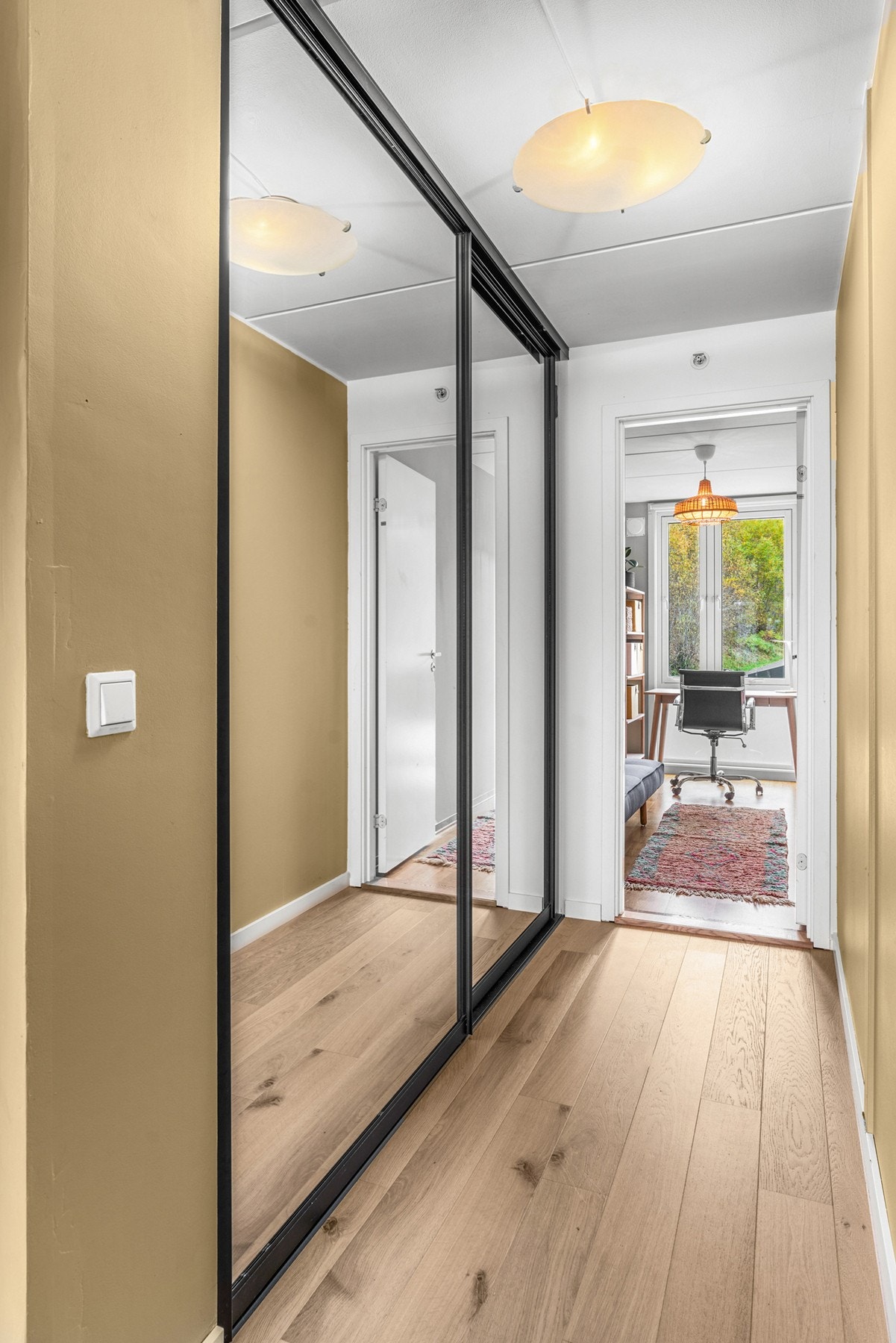 Mellomgang mot soverom II med stor skyvedørsgarderobe Galleribilde