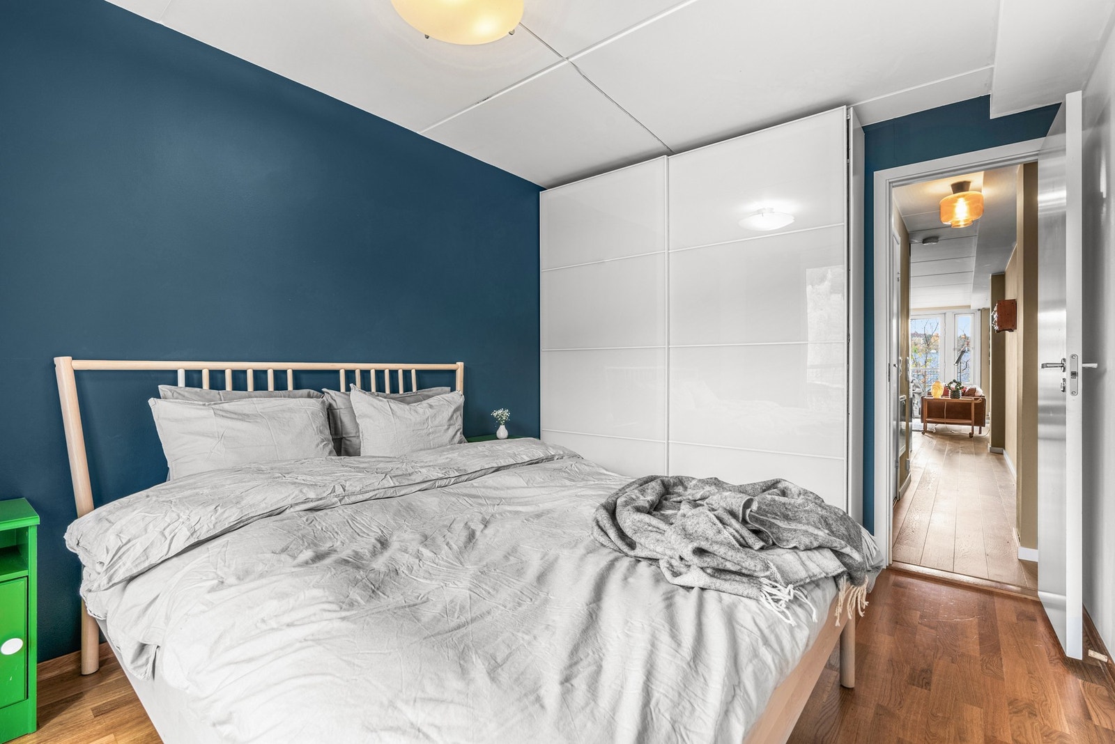 Hovedsoverommet har godt med plass og er innredet med stort garderobeskap Galleribilde