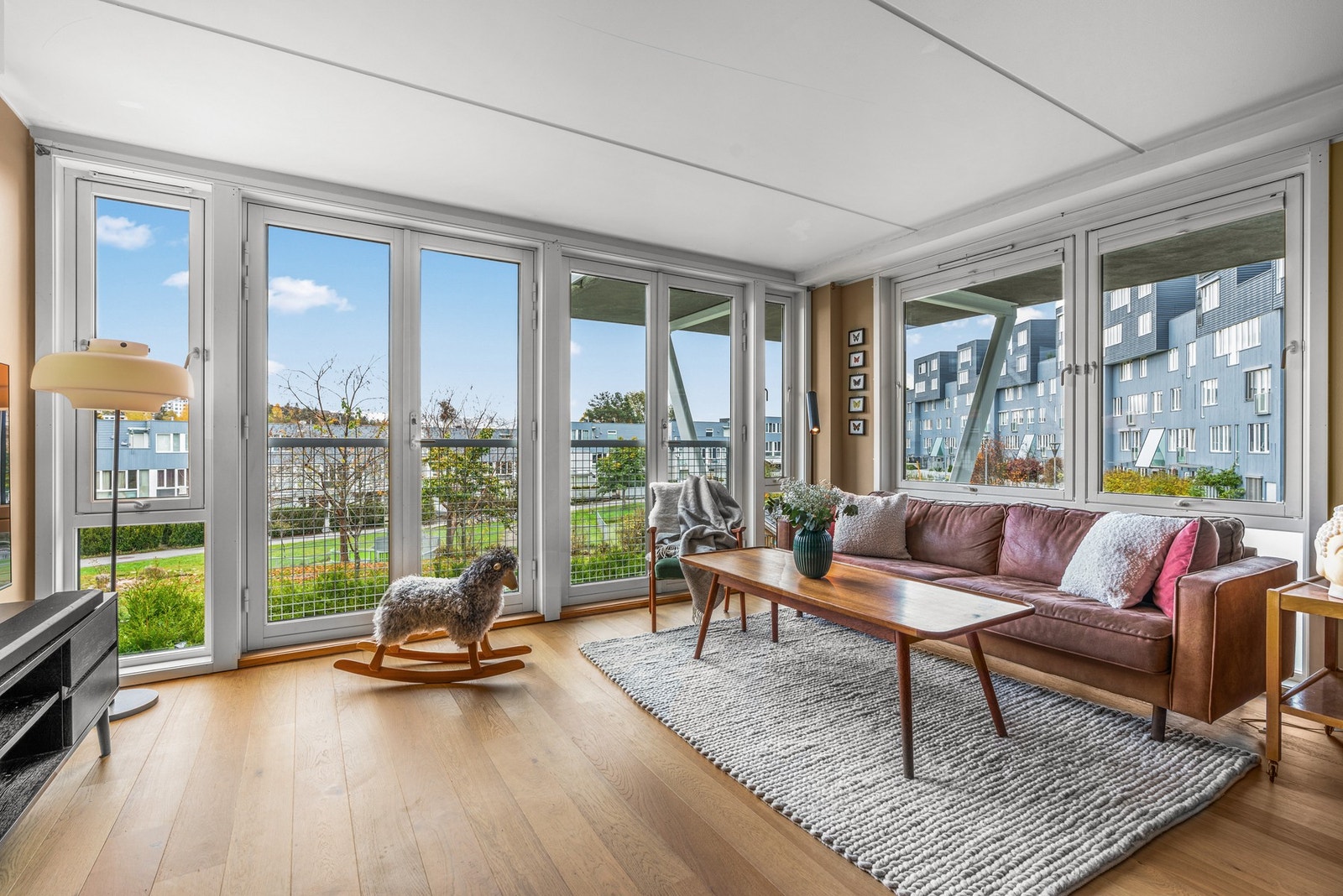 Vindusflater både på sydveggen og på endeveggen sikrer flotte innvendige lysforhold Galleribilde