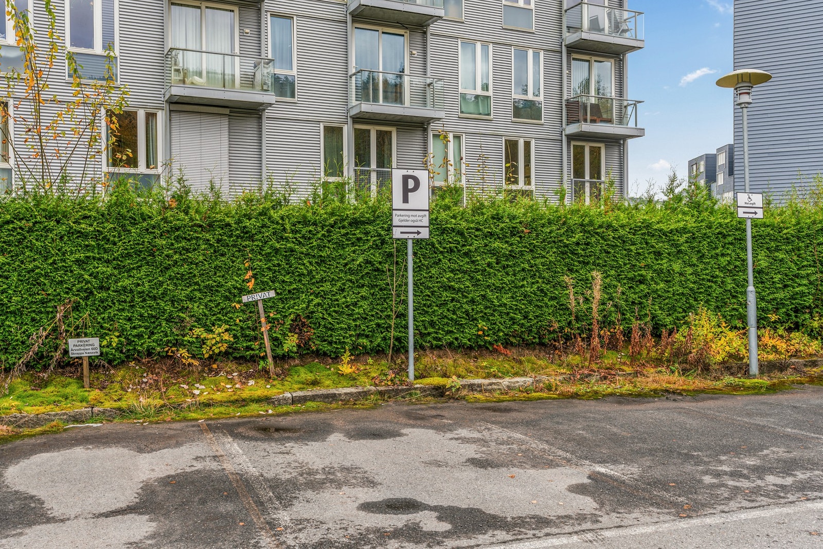 Rett utenfor leiligheten har selger egen parkeringsplass. Denne medfølger i handelen. Det er, etter nærmere avtale med styret, tillatt å etablere el-bil lader. Galleribilde