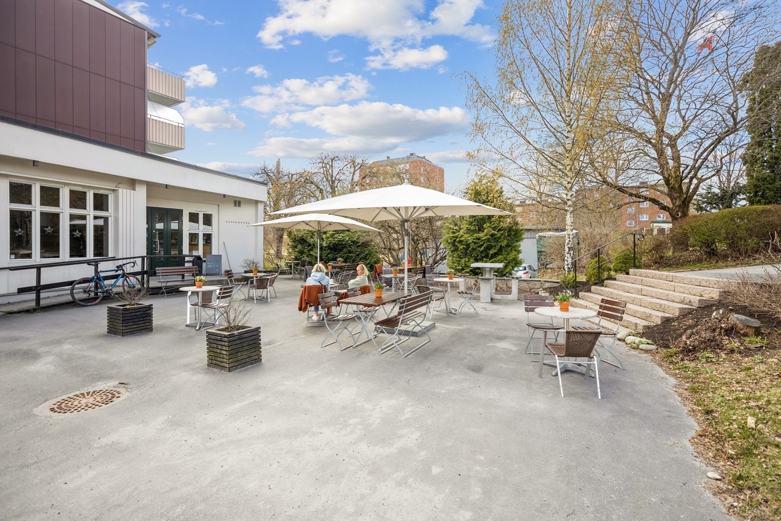 Den populære og sjarmerende kaféen Kaffe og Brød ligger rett utenfor, og er kjent for sitt hyggelige klientell, samt sitt rike utvalg av ferskt bakverk Galleribilde