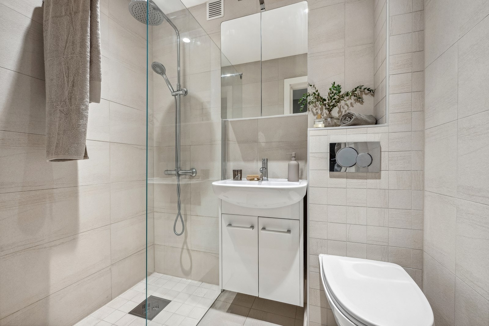 Stilrent og moderne baderom som ble totalrehabilitert i 2019 Galleribilde