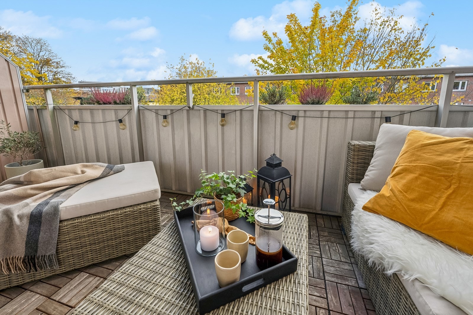 Balkongen oppleves som en utvidelse av stuen på varme sommerdager, og her kan man nyte fantastiske solforhold fra tidlig ettermiddag til sent utpå kveldstid Galleribilde