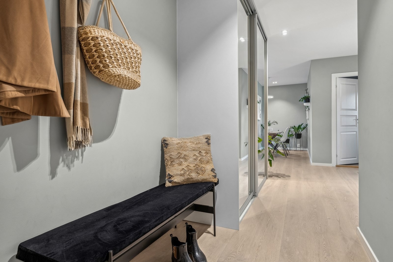 God lagringsplass i den speilbelagte skyvedørsgarderoben Galleribilde