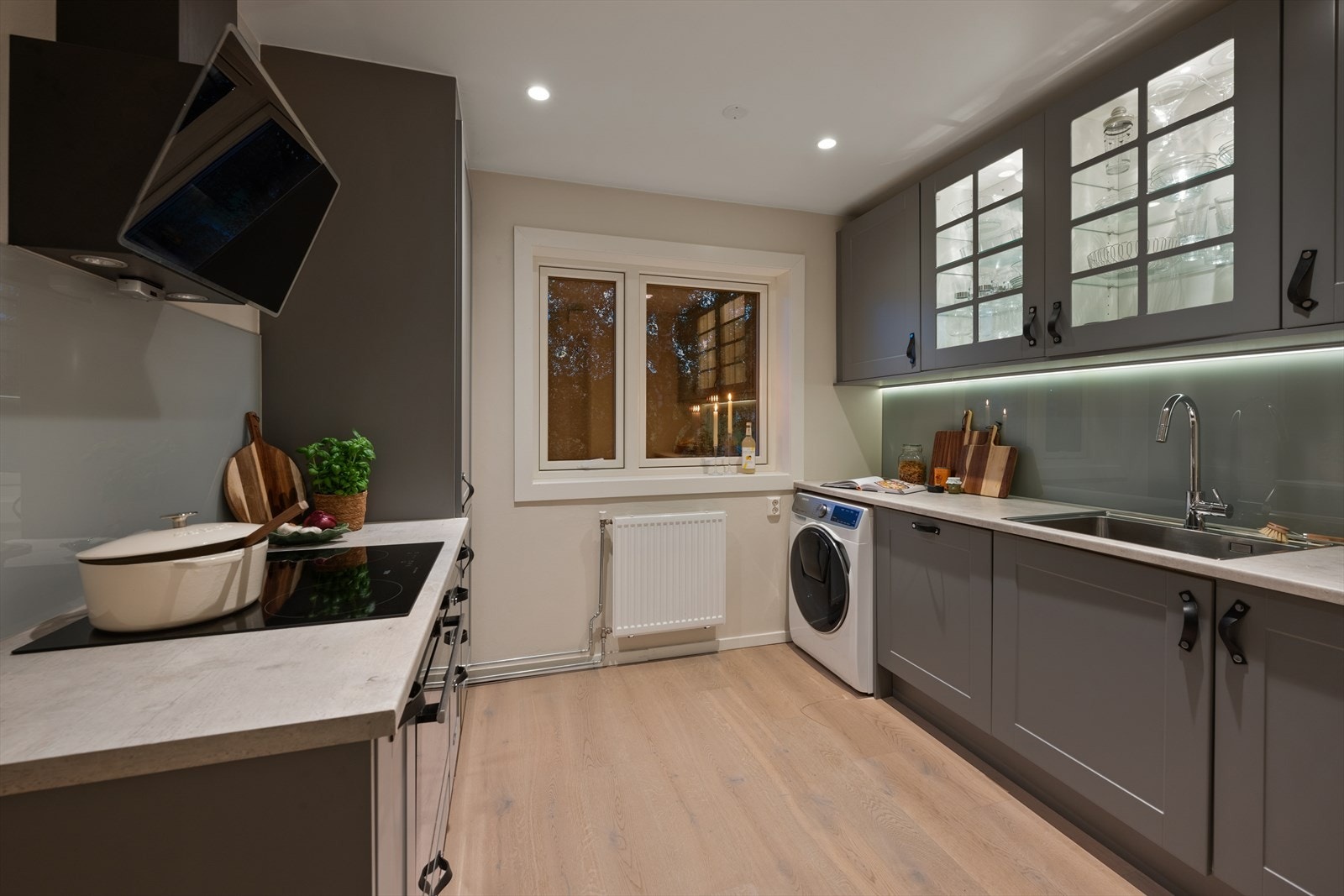 Separat fra stuen ligger et stilfullt og velutstyrt kvalitetskjøkken fra HTH, som ble pusset opp og spesialtilpasset boligen i 2019 Galleribilde